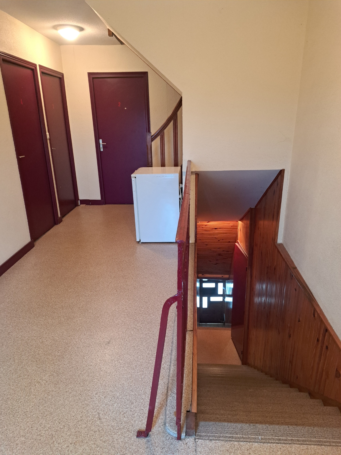 Au cœur du Parc naturel régional Livradois-Forez, sur la commune emblématique de La Chaise-Dieu, nous vous proposons une
opportunité rare associant un local commercial polyvalent et un ensemble résidentiel à fort potentiel. Ce bien s'adresse aussi bien à un
investisseur averti qu'à un porteur de projet souhaitant conjuguer activité professionnelle et revenus locatifs dans un territoire
touristique reconnu. Le local commercial de 105 m², complété par une réserve de 140 m², offre une grande souplesse d'exploitation.
Historiquement dédié à la restauration (40 couverts, équipements professionnels en place), il peut tout aussi bien accueillir une activité
de services, un commerce de proximité ou tout autre concept adapté à la vie locale et au Gux touristique. La Licence IV, incluse dans la
cession, représente un atout précieux pour maintenir ou créer une activité de bar, ou simplement pour valoriser la revente. L'ensemble
comprend également un garage avec remise de 140 m², offrant des capacités de stockage ou d'aménagement supplémentaires peu
courantes sur ce secteur. Le pôle résidentiel, composé de 3 studios (de 18 à 25 m²) et de 2 appartements de 46 m², ouvre quant à lui de
belles perspectives de rentabilité : exploitation en meublés de tourisme ou gîtes pour capter la forte demande estivale et festivalière, ou
location à l'année pour des revenus stables et réguliers. Loyer annuel : 12.000 €. Cession pour cause de départ à la retraite. Bien
conforme aux normes en vigueur. Prix de vente de l'ensemble : 230.000 €.