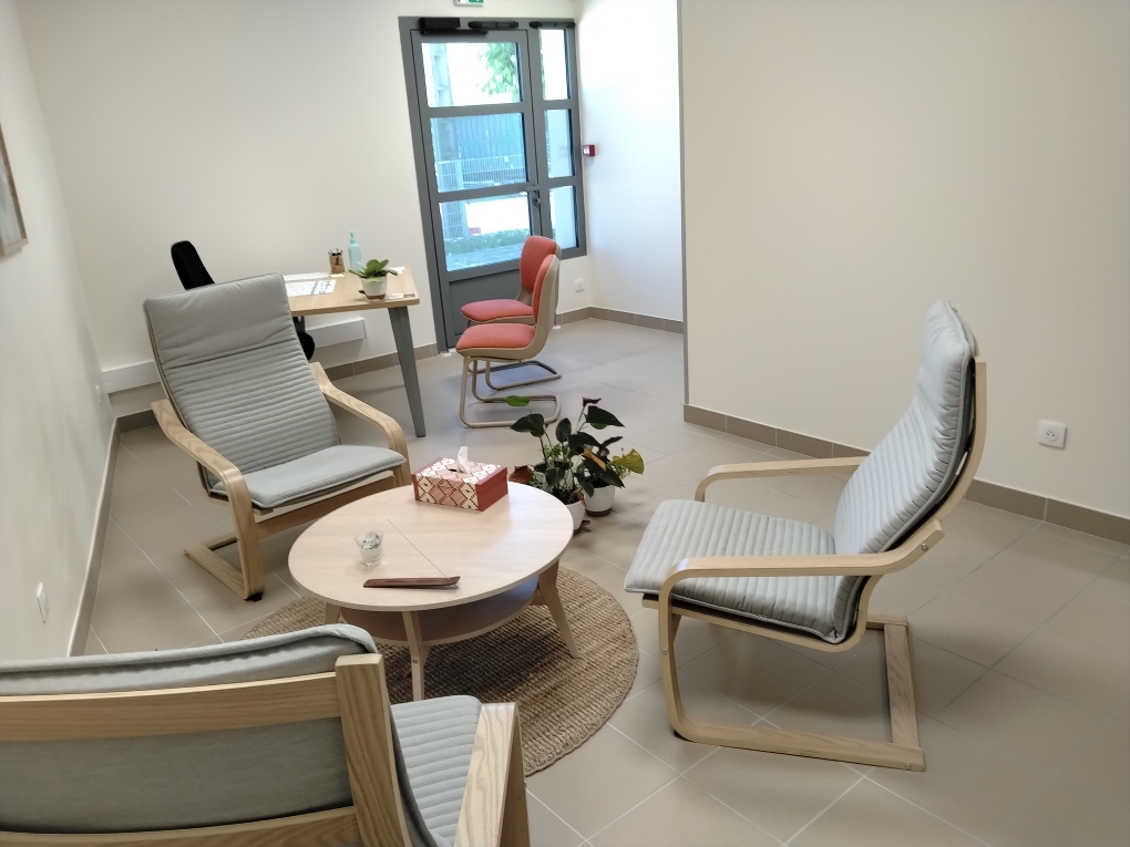 Le centre de santé pluriprofessionnel de la commune VAL-DE-DAGNE (fusion des villages de Montlaur et Pradelles-en-Val) a ouvert en 2025. 
Aujourd’hui, nous recherchons un deuxième médecin avec possibilité d’installation en libéral ou en tant que salarié. 
Le centre de santé accueille actuellement plusieurs professionnels : 
un médecin, une infirmière en pratique avancée (IPA), un diététicien, 
une psychologue et 2 psychothérapeutes.

VAL-DE-DAGNE est une commune dynamique et attractive qui offre toutes les commodités :
-	Crèche, écoles maternelle et primaire, restaurant scolaire, garderie, city stade, aire de jeux,
-	Epicerie, marché local hebdomadaire,
-	Bistrot de pays, restaurants,
-	Nombreuses associations culturelles et de loisirs.
Cadre de vie exceptionnel au cœur des Corbières dans l’Aude, à seulement 25 mn de Carcassonne, 45 mn de Narbonne, 1h de Montpellier et de Toulouse, 1h de mer et 1h30 de la montagne, proximité des lieux attractifs : Cité de Carcassonne, châteaux cathares, canal du midi, abbayes et sentiers de randonnées...