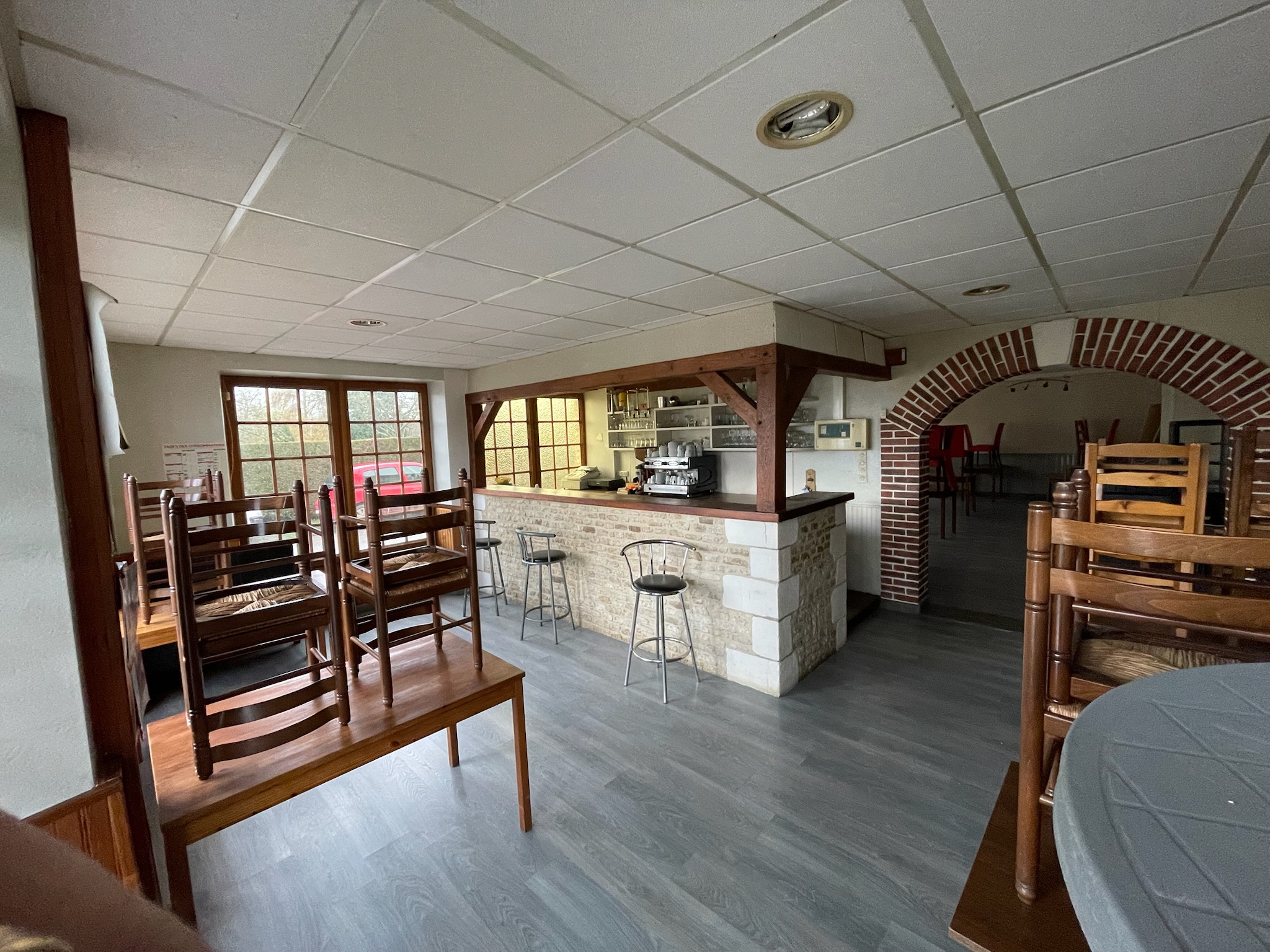 Établissement de 530 m2 disponible entièrement équipé. 
1 salle bar 20 places assises + terrasse
2 salles de restaurant de 30 places et 50 places assises 
1 salon
6 chambres (norme 2**)
Appartement 
Grand garage (4 voitures)
Parking privé 
5000 m2 de terrain 
Face à gare SNCF
Loyer: 700€ /mois + foncier