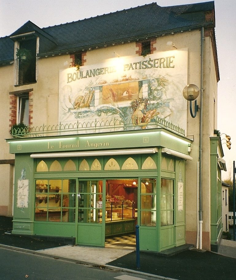 Suite à un départ en retraite, une belle entreprise familiale créée en 1963, recherche acquéreur. 
Situé à Sainte Gemmes d'Andigné (1500 habitants), sur l'axe Angers - Rennes (30 mn d'Angers, 1h00 de Nantes, 1h00 de Rennes)
Activité:
CA de 620K(dont 500K en magasin)
Production: 50% boulangerie, 40% pâtisserie, 10% chocolaterie.
Galette briochée unique dans la région et créateur du gâteau de la région" l'Anjou Bleu".(tradition et innovation)
Magasin d'angle + laboratoire neuf(2016)
Four Fringand (12 ans) + véhicule de livraison électrique.
Equipe autonome: 8 salariés + 2 apprentis
Fermeture le dimanche
Fresque et peintures, intérieur et extérieur, de Florent Maussion!