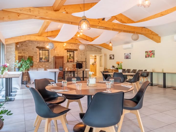 Opportunité clé en main dès la saison estivale !

La commune de Saint-Blaise dans les Alpes-Maritimes, située dans le moyen pays niçois à 20 km environ de Nice, recherche un couple ou 2 associés expérimentés en restauration pour la reprise en location-gérance de l'unique bar, café, restaurant du village, Le Prieuré.

Cette établissement, implanté sur une place, au cœur du village, à côté de l'église et de la mairie, est un lieu de rencontre privilégié des habitants de la commune mais également des villages alentours, touristes, randonneurs, cyclistes, motards...

Attenants au restaurant, se trouvent les 2 gîtes communaux, labellisés et gérés par les Gîtes de France.

Le commerce est composé d'un bar avec licence IV, d'une salle de restauration (80 couverts), d'une terrasse extérieure (30 couverts), d'une cuisine équipée, d'un four à bois, d'un espace pour la vente de produits régionaux et d'un logement d'habitation (3 pièces) au 1er étage.

Le profil des gérants recherché est un cuisinier ayant déjà une expérience et un serveur/barman afin de satisfaire pleinement les locaux et les visiteurs.

Pour obtenir le dossier de candidature, merci d'adresser un mail à commercecessionreprise@cote-azur.cci.fr