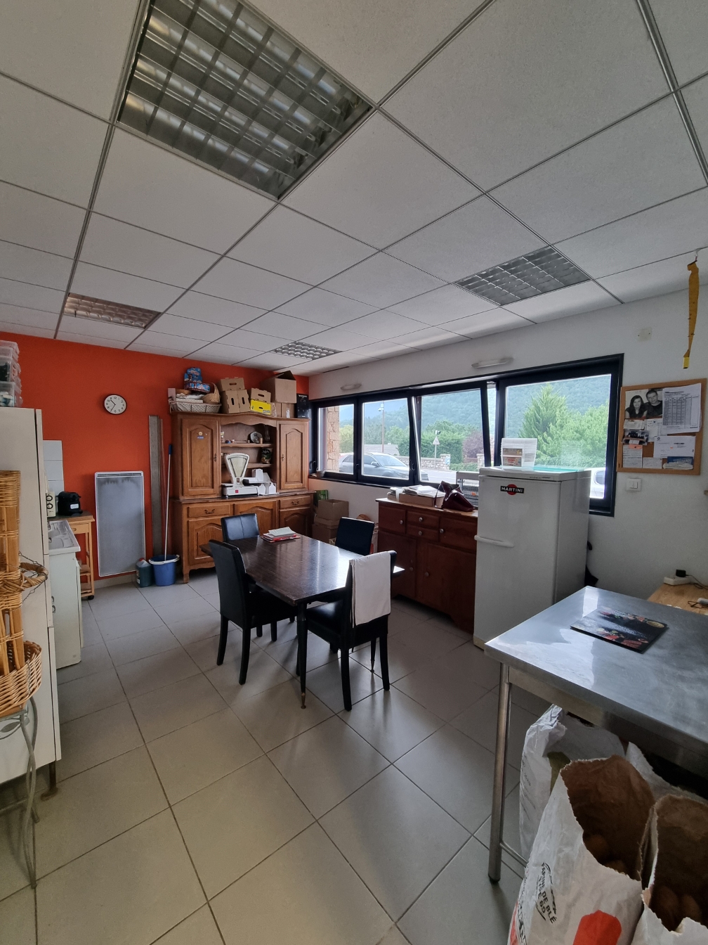 Vends fond de commerce boulangerie pâtisserie viennoiserie située au 11 bis avenue du Gevaudan à Badaroux en Lozère au bord de la nationale 88 à proximité d'un bar tabac et d'un restaurant avec un grand parking. Il s'agit dun village de 1 000 habitants avec 2 écoles, une crèche, un salon de coiffure, un cabinet de kinésithérapeute.  La superficie du magasin et de l'atelier réunit est de 180 mètres carrés avec une cave à disposition.  Le prix du fond de commerce est de 110 000 euros. CA 140 000 euros. Le loyer des murs est de 1 500 euros mensuel, avec possibilité de racheter les murs. Fort potentiel de développement.