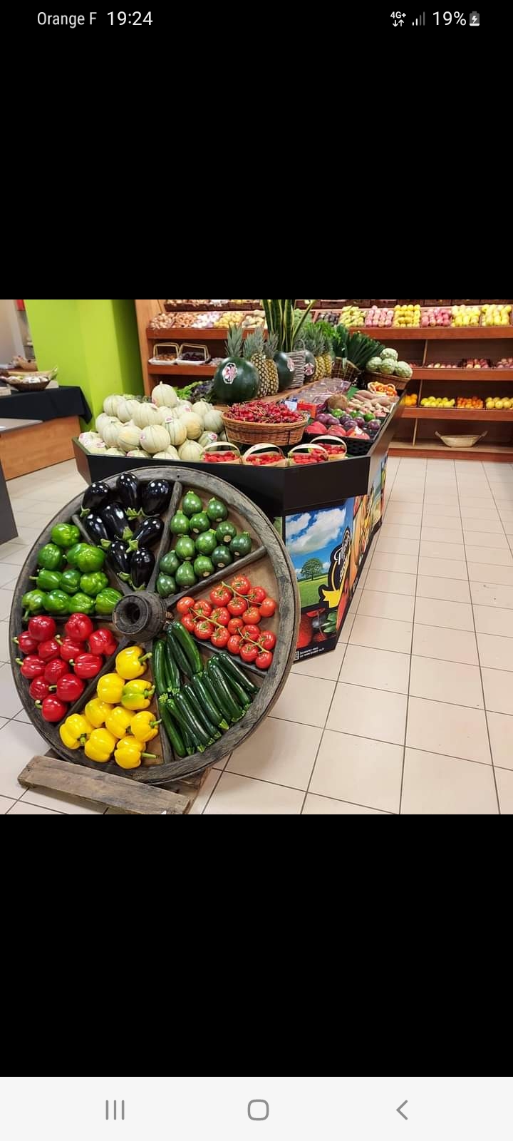 Bonjour, 

A vendre fond de commerce Primeur Epicerie Fine.
Idéalement situé dans une rue commerçante où les métiers de bouche sont très bien représentés ( Primeur, boucherie, boulangerie,  poissonnerie).

Surface de 140m2 dont 100m2 de surface commerciale.

Nous y avons développé les activités de Primeur, Fromagerie, Thé Café,  Cave et Epicerie Fine. 

Nous sommes entièrement disponibles pour répondre a toutes demandes de renseignements.
