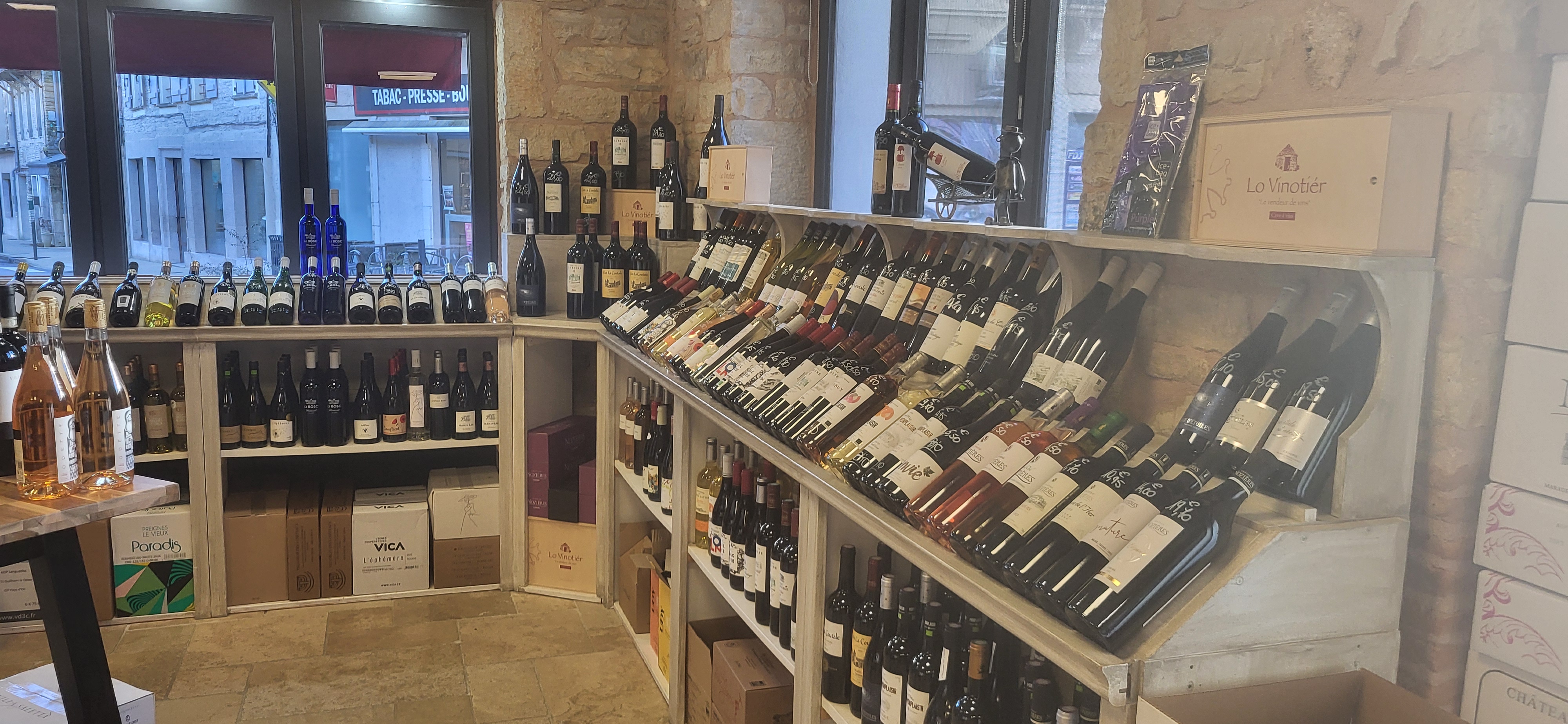 A saisir : reprise cave à vin - opportunité rare

Belle opportunité de reprise d'une cave à vin de 80m2, idéalement située au cœur d'un village dynamique et attractif. L'emplacement bénéficie d'une excellente visibilité et d'un passage régulier, dans un environnement agréable et vivant. 
L'établissement dispose d'une clientèle existante et fidèle, offrant une base pour poursuivre et développer l'activité.
De belles perspectives d'évolution sont possible en développant une autre activité complémentaire (fromages, primeur ....)
Prix de reprise très attractif : 10 000€, idéal pour un projet de reconversion ou pour un passionné de vin souhaitant se lancer avec un investissement maitrisé.
Valeur du stock restant à ajouter au prix de reprise.