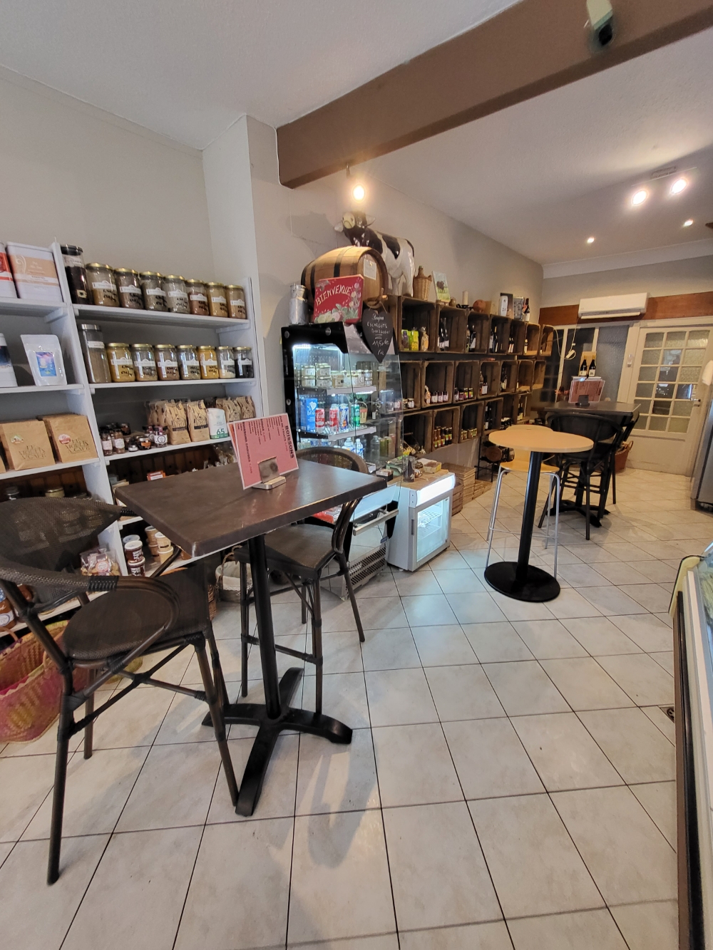 Dpt Saône et Loire (71), à vendre PIERRE DE BRESSE Primeur - Epicerie petite restauration
PIERRE-DE-BRESSE (71), entre Chalon-sur-Saône et Dole, fromagerie - épicerie fine dans la rue commerçante du village (environ 2.000 habitants).
Mise en place en avril 2024 d’une offre de restauration, avec 7 places à l’intérieur et 10 places en terrasse.
L’originalité et la qualité des produits font de ce commerce une belle opportunité, à un prix raisonnable !
Bien situé dans la rue, parking facile.
Affaire tenue par une seule personne.
Bonne clientèle.
400 Abonnés environs sur les réseaux sociaux.
Dernier CA : 109 k€ HT.
Le local commercial est grand (78m²), comprenant une surface de vente de 38m², ainsi qu’un labo (10m²), un bureau (10m²) et une grande réserve.
Loyer faible : 520 €.
POSSIBILITE D’ACQUERIR LES MURS, comprenant le commerce ainsi qu’à l’étage un 2 pièces à rénover.
Possibilité de modifier la destination du local selon le projet du repreneur.
En vente en raison d’un rapprochement familial dans une autre région.
