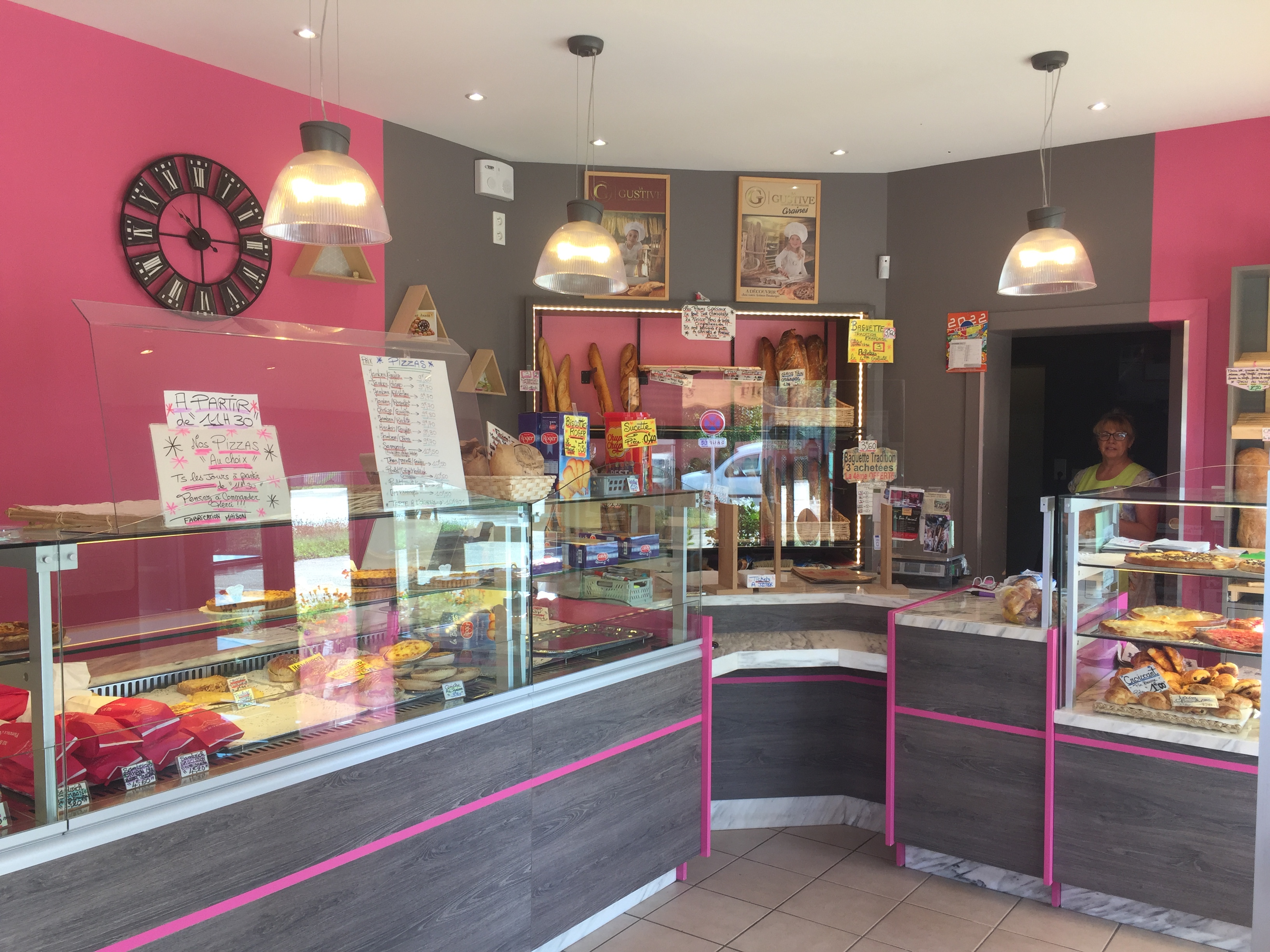 Fond de commerce d'une boulangerie familiale situé en zone artisanale sur la commune de Tossiat dans l'Ain.  construite en 2002 d'une surface de 196 m².

Fort potentiel d'extension avec un grand parking privatif sur le devant du magasin, terrain constructible sur le pourtour du bâtiment et proche de l'autoroute Sortie Bourg Sud. 
Fort d'une expérience de plus de 20 ans, ce commerce affiche un chiffre d'affaires H.T. de 186 000 €, témoignant de sa solidité et de son potentiel. 
De plus, une possibilité de vente des murs est envisageable sur demande.

Le magasin a été rénové dernièrement avec de nouvelle banque réfrigérante et tout le bâtiment est climatisé. 
L'espace à l'arrière se distingue par une partie cuisson et un espace laboratoire avec deux chambres froides.