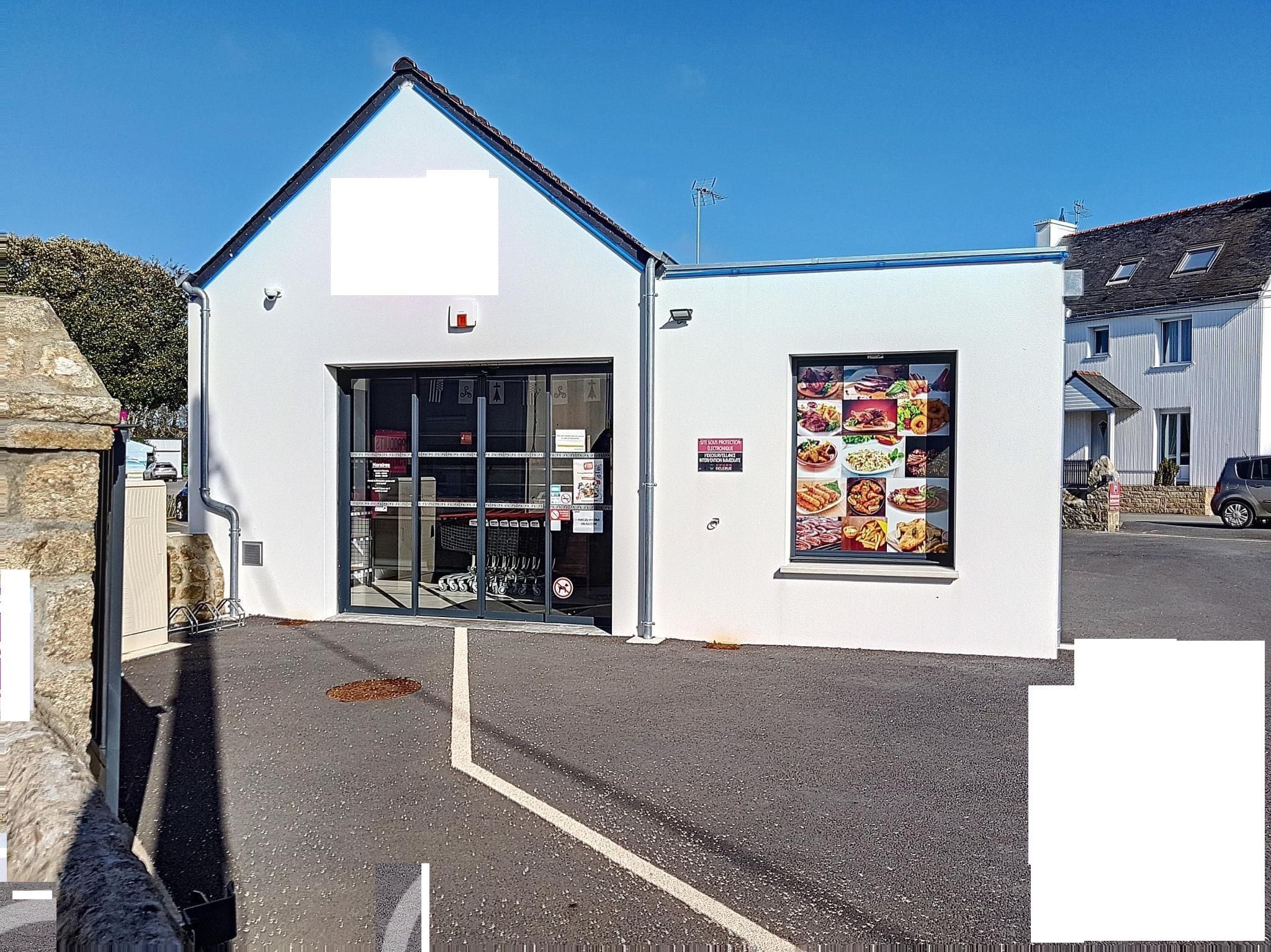 Centre-ville d'Erdeven.
Local commercial composé d'un espace de vente, une réserve avec 2 chambres froides, une salle de préparation,
un vestiaire et des WC, le tout sur une parcelle bitumée et clôturée d'environ 700m².
Constructibilité additionnelle possible sur la parcelle pour du commerce ou de l'habitation.