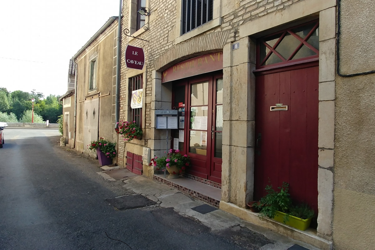 BOURGOGNE / SAÔNE ET LOIRE
VERDUN SUR LE DOUBS, fond de restaurant et vente de vins au c?ur de la vieille ville.
Etablissement de notoriété reconnu depuis de nombreuses années.
Restauration traditionnelle et bourguignonne ouvert 8 mois de l'année de mars à décembre.
Chiffre d'affaire en constante augmentation depuis 6 ans.
Salle d'environ 100 m2, 45 couverts, possibilité de terrasse en saison
Stockage de la même surface à l'étage
Faible loyer des murs commerciaux de 500 ? par mois, bail récent.
Parfait pour un couple ou duo d'associés.
Un bel outil de travail pour réaliser vos projets, matériel en bon état, aucun travaux à prévoir.
WC et dossier handicapés aux normes.
Excellent EBE, vendu bien en dessous du chiffre d'affaire.