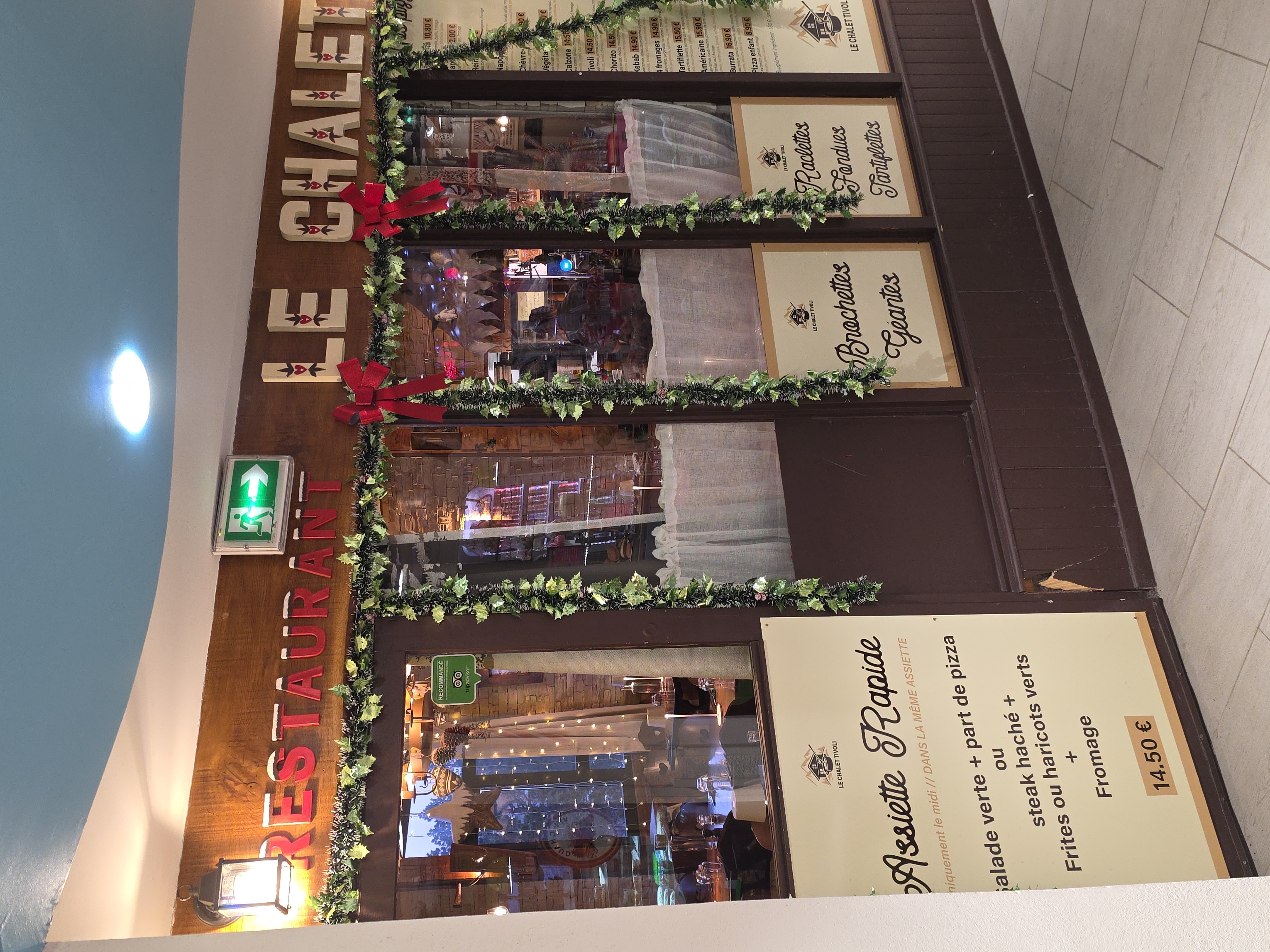 Restaurant pizzeria en station de ski dans les Pyrénées atlantique (la pierre st martin)
Capacité de 36 places
Ouvert de decembre a avril
Licence IV 
Pret a travailler avec tout le materiel qui est en bon etat

Bonne activité nous sommes en place depuis plus de 16 ans
Clientèle fidèle avec beaucoup d espagnol car la station est frontalière 

Spécialités de montagne, pizza, grillade, brochettes suspendues ...

Possibilité d acheter les murs et un appartement au dessus.