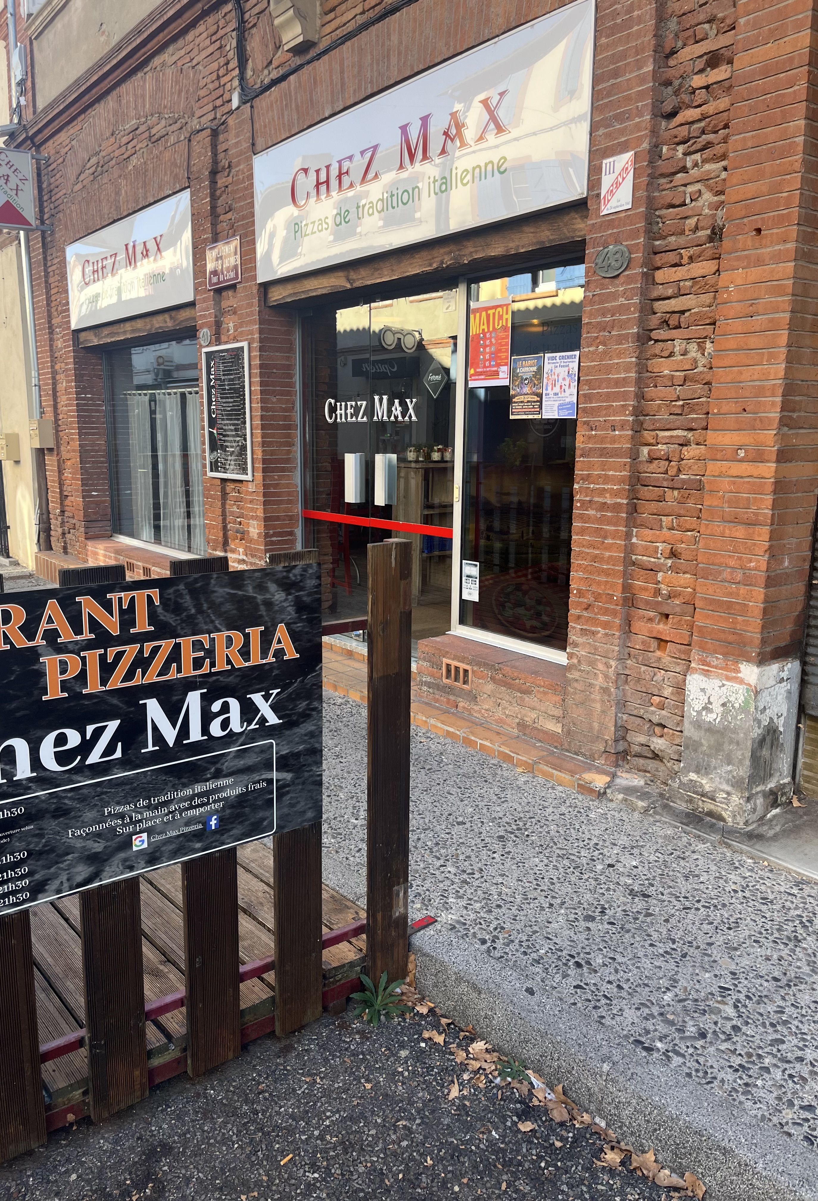 À VENDRE – FONDS DE COMMERCE PIZZERIA / RESTAURANT – CARBONNE

Prix de vente : 80 000 €

À vendre, fonds de commerce de pizzeria et restaurant situé en plein centre-ville de Carbonne, dans une rue commerçante et dynamique du village.

Implanté depuis 9 ans, l’établissement bénéficie d’une clientèle fidèle et régulière, ainsi que d’une activité saine et immédiatement exploitable.

🍕 Une activité polyvalente

L’établissement propose actuellement une activité de pizzeria à emporter et sur place, ainsi que de la restauration sur place.

Le local dispose d’environ 100 m², auxquels s’ajoute une terrasse extérieure de 20 m².

Capacité d’accueil :

	●	25 places assises en intérieur
	●	20 places en terrasse
	●	Soit jusqu’à 45 couverts

📈 Un chiffre d’affaires avec un fort potentiel de développement

Chiffre d’affaires annuel : environ 160 000 €

L’un des principaux atouts de cette affaire réside dans son potentiel de développement.

L’établissement est actuellement exploité 5 jours sur 7, uniquement le soir, et n’est jamais ouvert le midi.

Un repreneur souhaitant développer l’activité pourrait donc notamment travailler sur :

	●	l’ouverture le midi ;
	●	l’augmentation du nombre de jours d’ouverture ;
	●	le développement de la restauration sur place ;
	●	le développement de la vente à emporter ;
	●	éventuellement la mise en place de nouveaux services ou de la livraison.

🏠 Un local fonctionnel et bien équipé

Le restaurant est vendu avec l’ensemble du matériel nécessaire à la poursuite d’une activité de pizzeria et de restauration.

Le matériel est bien entretenu et l’établissement peut être repris et exploité immédiatement.

Le local bénéficie également :

	●	d’une terrasse de 20 m² ;
	●	d’une place de parking privative ;
	●	d’un emplacement en plein centre-ville, dans la rue commerçante.

💰 Conditions

Prix de vente du fonds de commerce : 80 000 €

Loyer : 877,60 € / mois
Charges : 160 € / mois

Affaire idéale pour un professionnel souhaitant reprendre une activité existante avec 9 années d’exploitation, une clientèle fidélisée et un réel potentiel de développement, notamment grâce aux horaires d’ouverture actuellement limités.

Vente motivée par une opportunité professionnelle.

Dossier et renseignements complémentaires sur demande.
Visite possible sur rendez-vous.