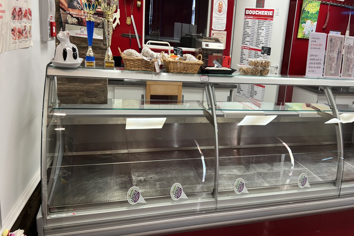 Je vend mon fond de boucherie charcuterie équipée 
Pour faire du traiteur matériel proche du neuf et entretenu four et piano angelo po cutter 20 l robot coupe neuf lave vaisselle neuf poursoir et hachoir dadaux neuf mélangeur 2 chambre froide  +groupe 4 ans 1magasin  1 labo propre et entretenu possibilité 
Rachat des mur avec location vente avec 11000 e acquis compris dans le prix (possibilité aussi d?avoir 
4 place de marché avec un camion valeur 30000)