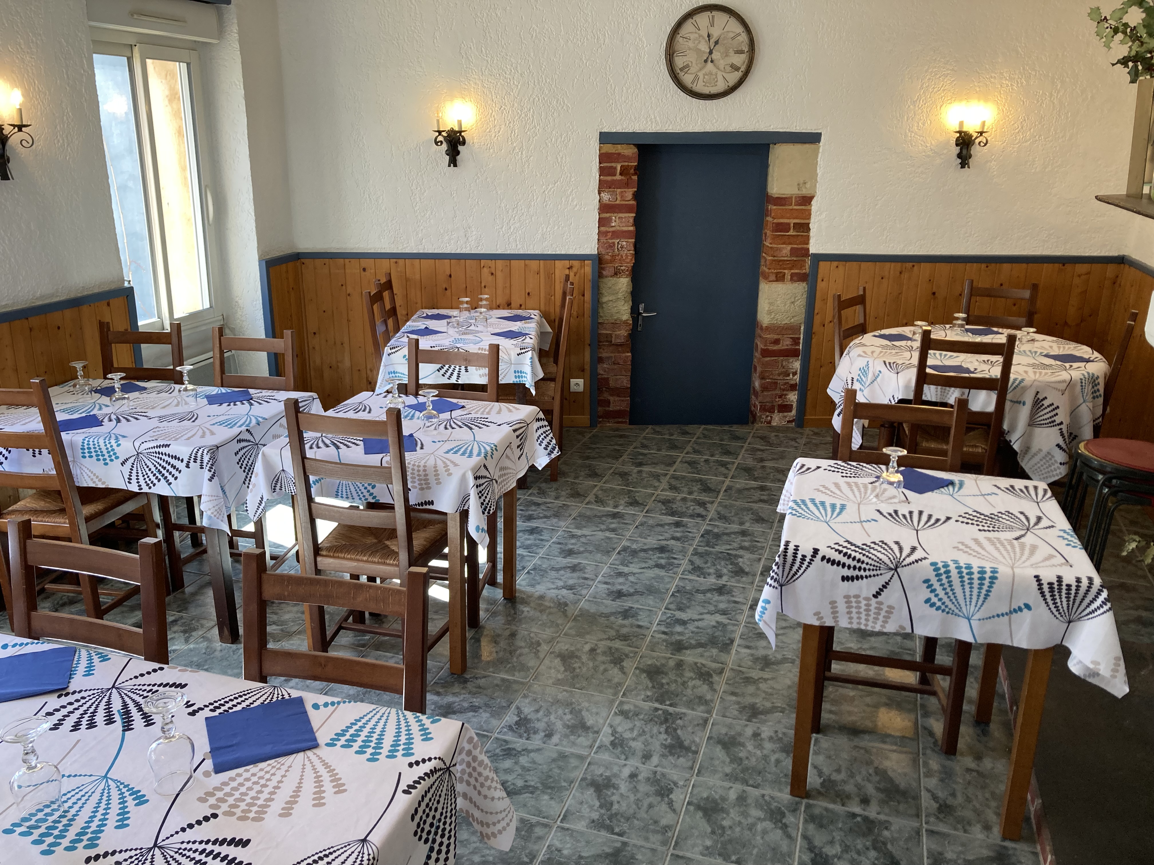 Fond de commerce restaurant pizzeria très bien situé centre ville fréquenté , clientèle particuliers et entreprises . 
Surface 170m comprenant 2 salles 
Salle 1 : 35 couverts 
Salle 2:  25 couverts 
Patio extérieur : 12 couverts 
Réserve , cuisine pro , dépendance 

Loyer mensuel 800€ 

A découvrir d urgence. Affaire à saisir
Premier contact par mail