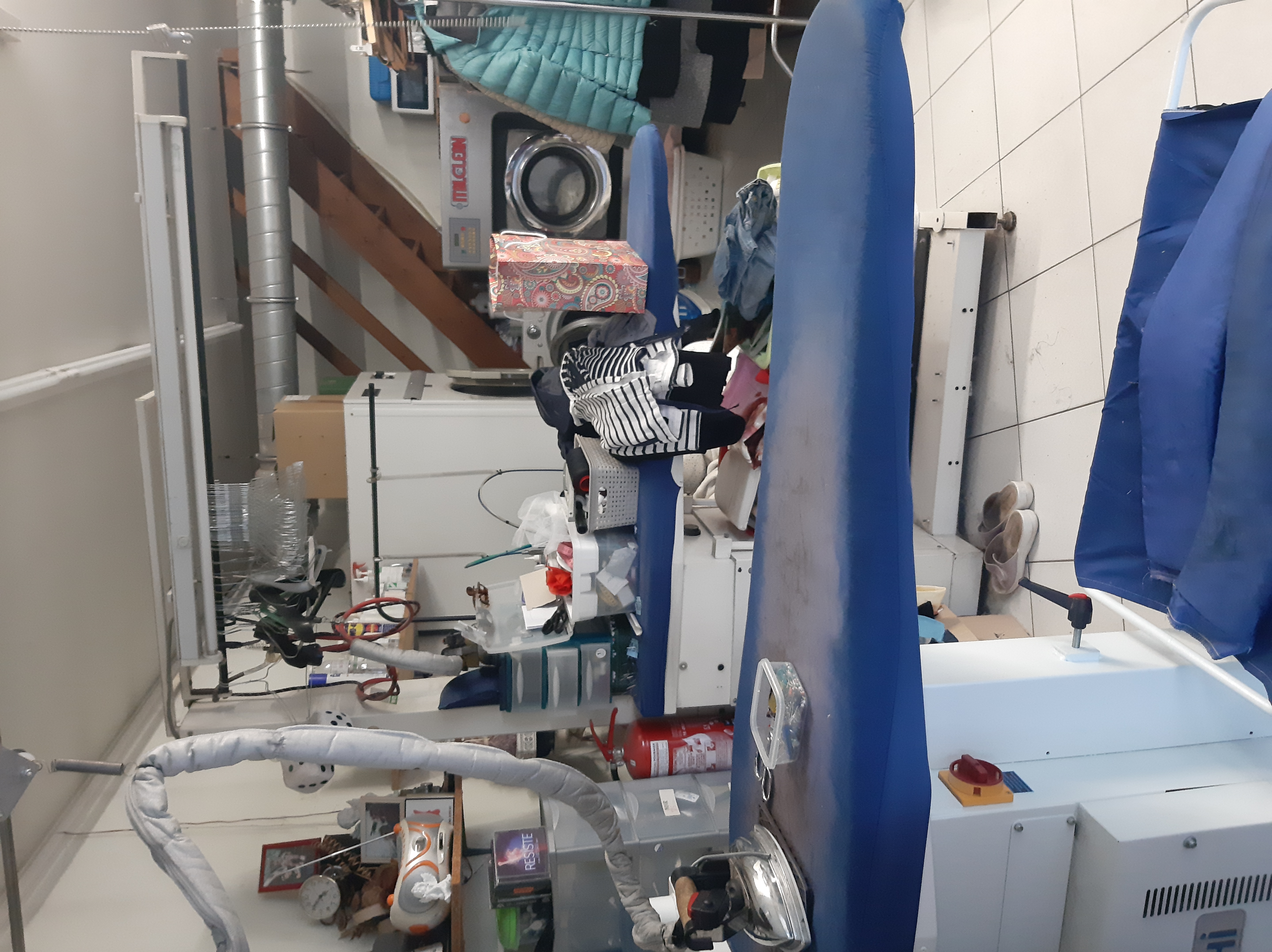 URGENT - À REPRENDRE PRESSING / BLANCHISSERIE - Cause départ à la retraite et raison de santé - SECTEUR NORD OUEST CREUSE - LA SOUTERRAINE - A vendre fonds de commerce d’un pressing / blanchisserie, implanté depuis plus de 14 ans. Ce commerce est situé en centre-ville de LA SOUTERRAINE, commune dynamique de près de 5 000 habitants disposant de tous les commerces et services essentiels de proximité (écoles, collège et lycée, professionnels de santé, gare, piscine, cinéma, gare SNCF…). 
Idéalement située à proximité des grands axes de circulation, avec un accès rapide à la RN145 et à l'A20, cette affaire bénéficie d'un emplacement stratégique en centre-ville, garantissant visibilité et accessibilité.
Aucune concurrence directe à proximité - Clientèle fidèle de professionnels et de particuliers -
Local professionnel d’environ 68 m² avec une réserve de 10 m².
Stationnements gratuits à proximité immédiate.
Affaire saine avec un potentiel de développement.
Matériel complet vendu avec le fonds, permettant une exploitation immédiate de l'activité.
Effectif de l’entreprise : 1 (la gérante) - Pas de salarié à reprendre.

Conditions de cession :
Loyer mensuel des murs : 600 €.
Prix de vente du fonds : en cours d'évaluation - Nous consulter.
La cédante étudiera toute proposition sérieuse de reprise.

Les plus :
Accompagnement assuré par la cédante.
Affaire située en Zone FRR (France Ruralités Revitalisation) ouvrant droit, sous conditions, à des exonérations fiscales et sociales.

Cette reprise constitue une belle opportunité pour un entrepreneur souhaitant s'appuyer sur une activité de proximité reconnue localement, bénéficiant d'une clientèle fidèle et d'un positionnement favorable sur son secteur.