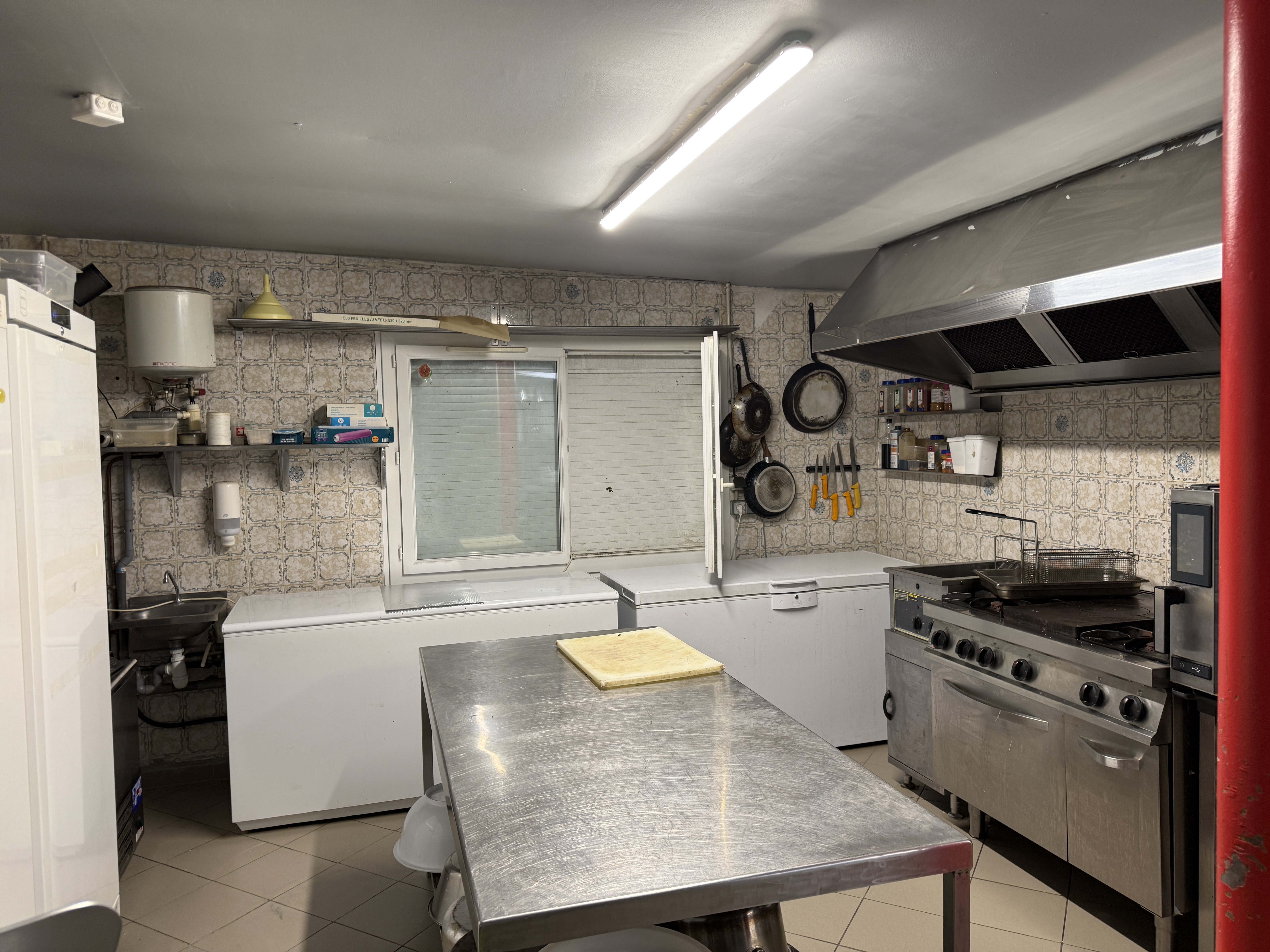 Restaurant 170 m² 
Vous rêvez de reprendre une affaire saine, rentable et parfaitement implantée ? en voici l'opportunité, ce restaurant de cuisine traditionnelle situé à Donges, est fait pour vous !  Emplacement N°1 en angle, à proximité d'une route très passante, dans une zone à rayonnement multicommunal.  Capacité : 50 couverts en salle + 20 place en salle bar + 30 en terrasse – clientèle fidèle de proximité et professionnelle.  Historique solide : Exploitation en place depuis plus de 10 ans, chiffre d’affaires stable autour de 250 000 € HT/an avec un EBE retraité de 100 000 €. Loyer 1600€ HT/mois  Local en bon état, matériel renouvelé, extraction en toiture, accessibilité PMR, conformité électrique & encaissement.  Atouts supplémentaires :  Licence IV  /Réserve / stockage  Stationnement aisé avec un grand parking à proximité immédiate  Bail tous commerces jusqu’en 2032 incluant un logement de fonction ou location à la chambre (très demandé).
 Possibilité d'acquérir les murs.  Excellente e-réputation  Potentiel de croissance identifié : +20 % du CA sur 3 ans. Fréquence d’ouverture optimisable (actuellement 5 midis/semaine, fermé les week-ends).  Prix de cession du fonds : 120000 €  Aucun diplôme requis, gestion accessible, idéal pour un couple ou une première affaire !  Contactez-nous dès maintenant pour organiser une visite et découvrir cette belle opportunité clé en main.