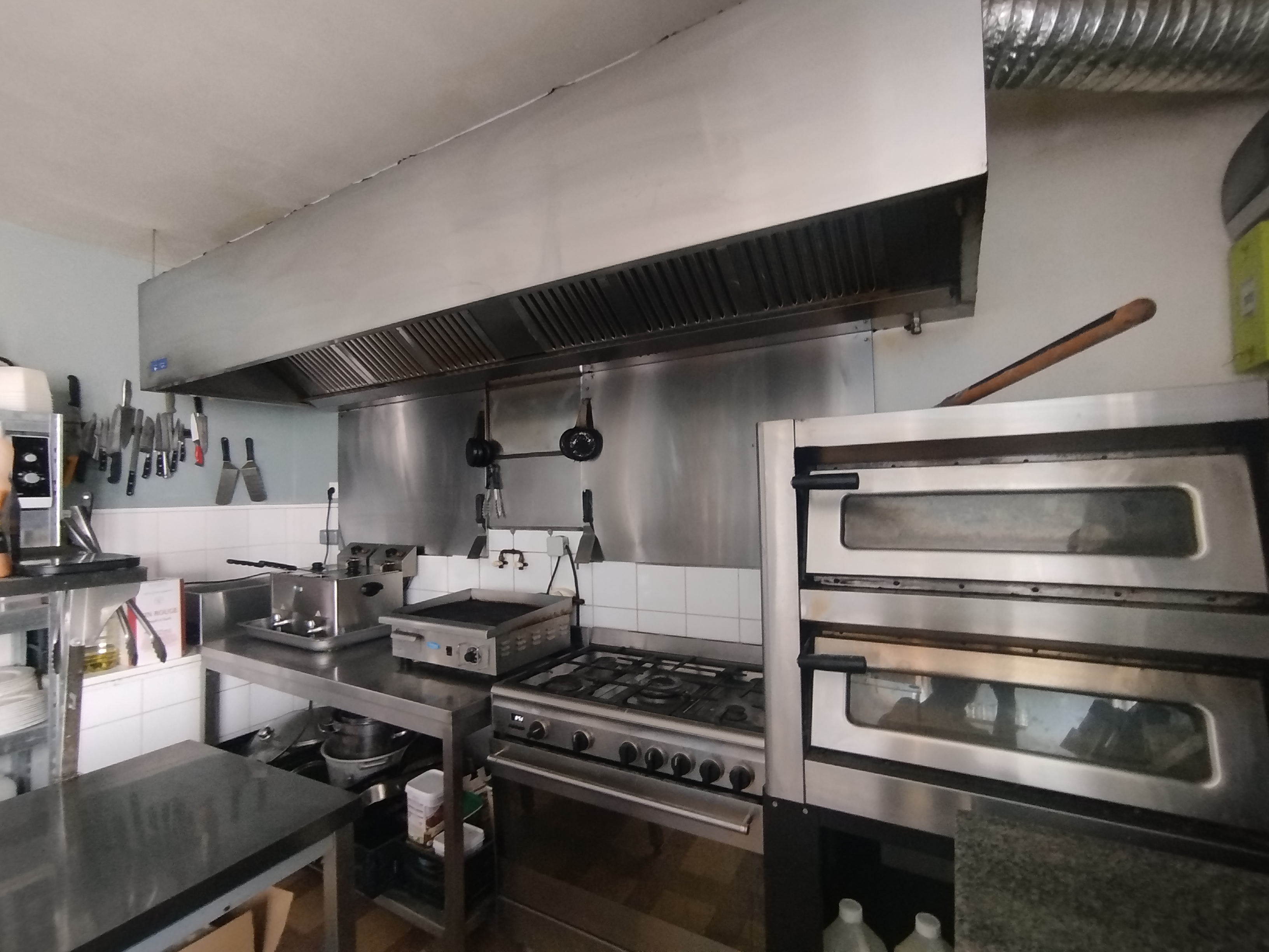 COMMERCE A REMETTRE 💥🚨 28 000€. 
Pas de vente de fonds de commerce. Achat du matériel uniquement !!+  Location des murs.
⬇️⬇️⬇️⬇️⬇️

💥 Prix très attractif 💥 BILAN ÉVOLUTIF. 

LA VALLÉE AU BLÉ sur l'axe fréquenté VERVINS - GUISE.

Bar Brasserie Pizzeria  LICENCE IV.

➡️Très bel établissement typique de Thiérache, disposant d'une salle de restauration entièrement équipée pouvant accueillir jusqu'à 36 couverts, la salle peut être séparée en deux pour des séminaires, repas de famille en petit comité, groupe..... d'une terrasse exposée plein sud entièrement équipéé + un store électrique, pouvant accueillir jusqu'à 34 couverts.  

Une cuisine entièrement équipée par du matériel professionnel de moins de 5 ans (double four à pizza électrique, meuble à pizza avec marbre, laminoir, congélateur à glace, congélateur coffre, armoire réfrigérée, lave-vaisselle et plonge, double friteuse électrique, bain-marie, chauffe assiette, plancha électrique, micro onde, frigidaire à légumes, 3 plans de travail inox, gaziniere 5 feux, hotte professionnelle, étagère de rangement, ustensiles de cuisine.....)

Matériel de restauration : assiettes, couverts (2 jeux de couverts), verres, cocote à moule, salière poivrière, panière à pain, télé dans la salle, bac rangement couvert, caisse enregistreuse, système de vidéo surveillance... 
↪️Liste du matériel sur demande.

✅ Prêt à l'emploi. 

➕ POINT + : Stationnement aisé

PRIX TRÈS ATTRACTIF + bilan évolutif à l'appui 

🚨🚨Disponible fin Mai 2026 (possible avant avec arrangement avec la commune). 

➡️LOYER : LOGEMENT+ LOCAL COMMERCIAL : 600€ttc/mois 

Bail 3/6/9  en location COMMERCIAL des murs avec la commune : (logement au dessus du commerce pièce a vivre de 100m2, espace cuisine, 3 chambres, une salle de bain, cours privative + grand garage et dépendances.

🍴Projet de reprise de commerce avec un petit investissement ? N'hésitez plus à sauter sur l'occasion. 

⚠️Vente possible du matériel à part (pas de vente au détails).⚠️

Pour tout renseignement contactez moi par téléphone au 06 31 68 86 38.

Curieux et pas sérieux s'abstenir.