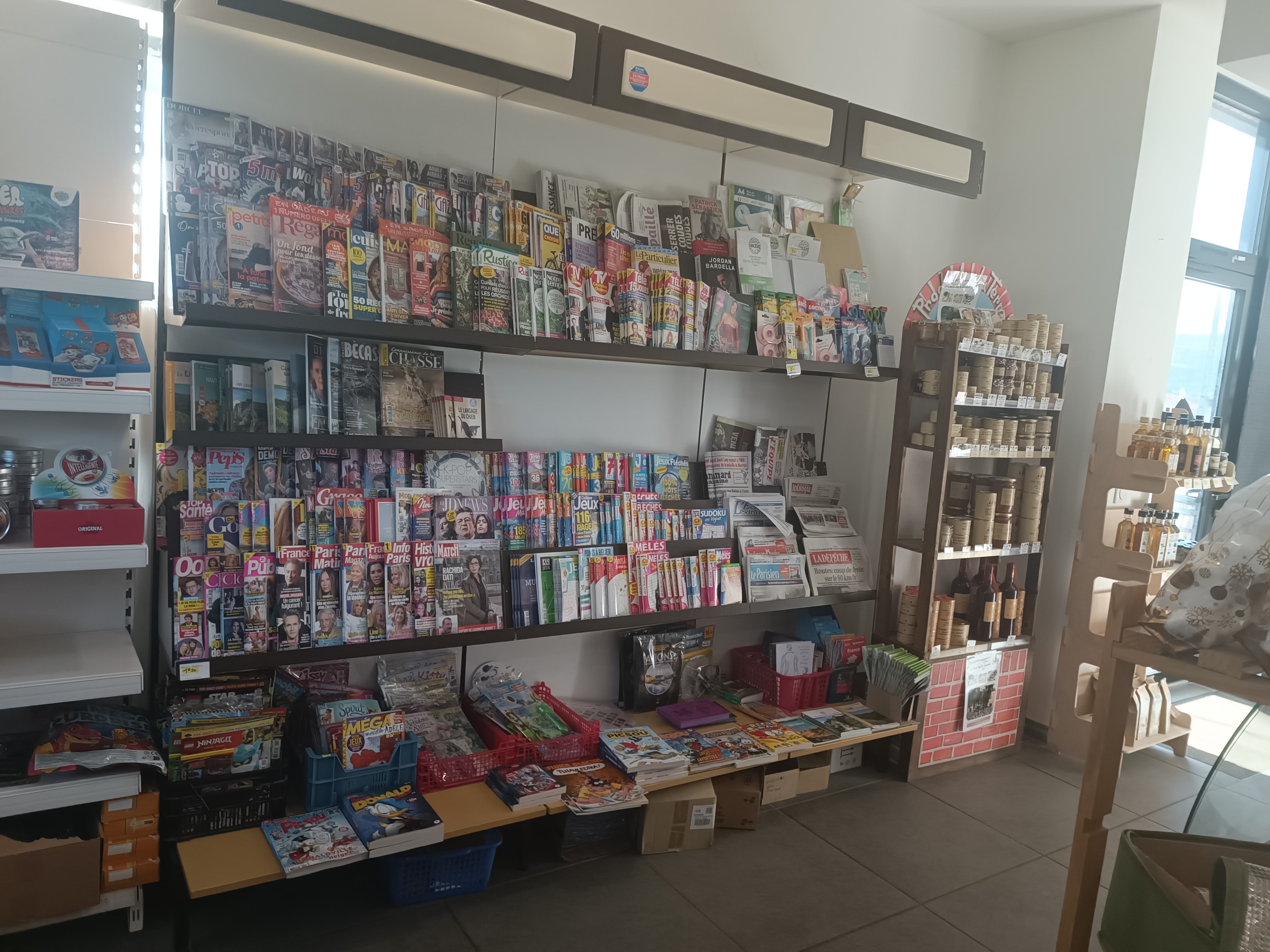 Situé au cœur de la Vallée de la Dordogne, entre Sarlat et Rocamadour, la commune de Pinsac (800 habitants) recherche un nouveau repreneur pour son pôle multi-services stratégique.

 Le Concept: Un établissement moderne (construit en 2022) regroupant plusieurs activités essentielles à la vie locale et touristique: 

Épicerie & Services (80 m²) : Alimentation, produits locaux, dépôt de pain, presse et relais poste.

Restauration & Bar (90 m²) : Salle de 20 couverts, bar avec Licence IV, cuisine équipée et terrasse extérieure de 46 m².

Locaux techniques : Réserve avec chambre froide, vestiaire et sanitaires.

Points Forts : Emplacement stratégique : 
Passage touristique important (proche A20 et sites de Padirac/Rocamadour).Vie locale dynamique : Face à la mairie et à la salle des fêtes, au cœur des animations du village.

Bâtiment récent : Locaux fonctionnels et esthétiques.

Accompagnement : Soutien de la mairie et de l'agence économique locale (Cauvaldor Expansion) pour la structuration du projet et le business plan. 

Conditions de reprise : Loyer mensuel : 1 390,34 € HT.
Licence IV : 20 € / an.

Rachat du fonds et matériel : Estimé à 40 000 € (20 000 € pour  le fonds de commerce de l’épicerie et 20 000 € pour le matériel de restauration).

Revenu complémentaire : Indemnité de relais postal (environ 377,50 € HT / mois).

Profil recherché Professionnel(le) ou couple motivé par le milieu rural, souhaitant s'impliquer dans la vie locale avec une offre diversifiée et ouverte à l'année.

Date limite de candidature : Jeudi 30 Avril 2026 à 12h.
 Contact & Visites : 

Mairie de Pinsac : 05 65 32 64 00 / commune.pinsac@wanadoo.fr.
Cauvaldor Expansion : 05 64 72 11 63 / contact@cauvaldex.fr.