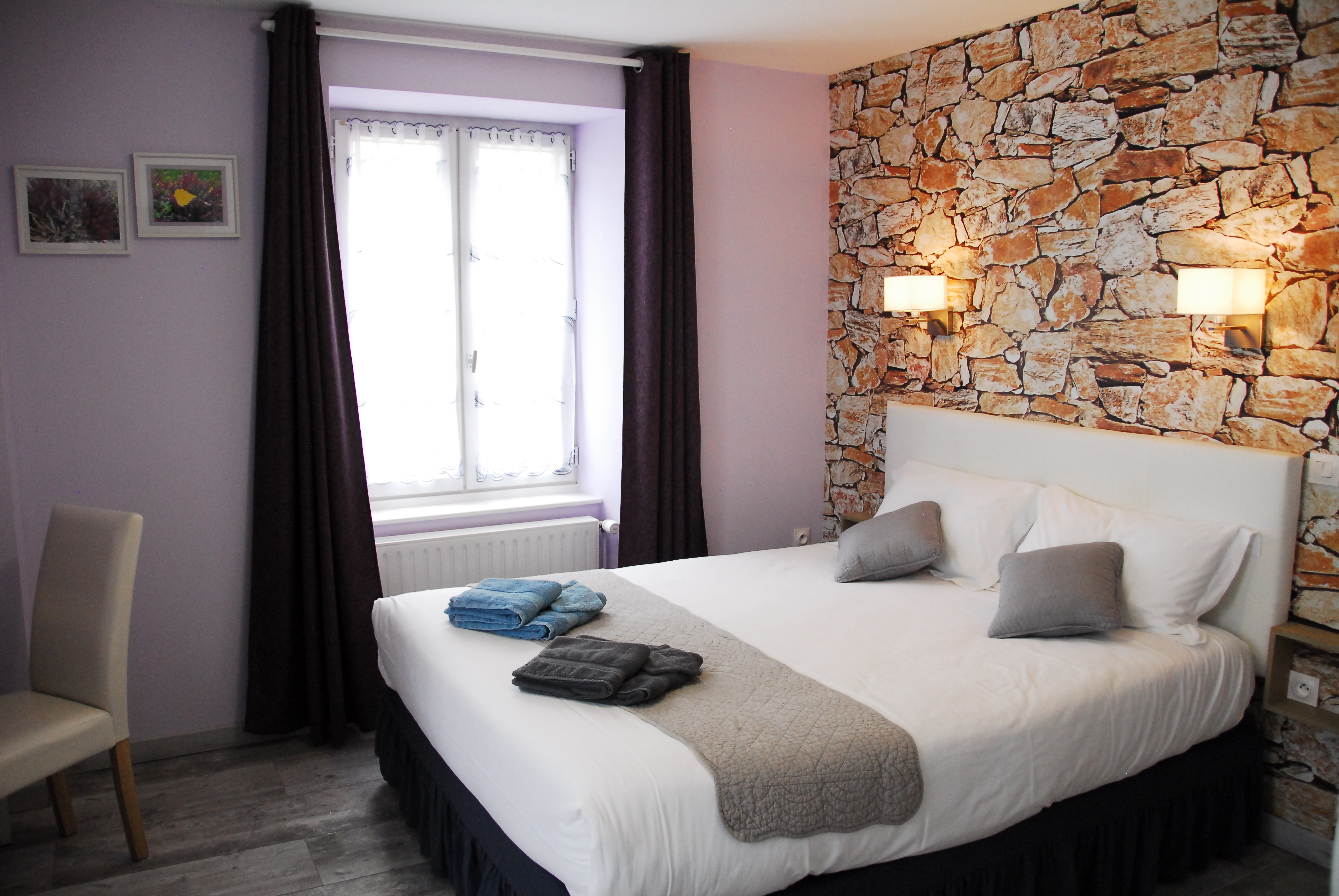 Située entre Ambert et Issoire, au cœur du Livradois Forez, cette grande maison meublée d’environ 370 m² sur un terrain de 985 m² offre une belle opportunité pour développer une activité de chambres d’hôte avec rentabilité immédiate (gîte de France).

Affichée au prix de 328 500, elle se compose de 12 pièces, dont 8 chambres et 6 salles de bain, réparties sur trois nivaux. L’ensemble à bénéficié de travaux récents et de qualité.


Au rez-de-chaussée se trouve une cuisine ouverte équipée, rénovée en 2024, une grande salle à manger avec une cheminée, une chambre perso avec salle de douche privative ainsi qu’un garage, une chaufferie et un vestiaire

Au 1er étage se trouve un salon avec billard, donnant accès à une partie dédiée à l’activité de chambres d’hôtes. On y trouve 4 chambres, chacune équipée de lits doubles en 160 cm, de placard et de leur salle de bain et WC privatifs. Un accès extérieur mène directement au jardin, offrant aux hôtes une indépendance totale. Tout le matériel, les literies et le linge sont en excellent état, prêts à être exploités sans délai.

Au deuxième étage, les travaux principaux sont déjà réalisés. Ce niveau peut accueillir trois chambres supplémentaires, une salle de bain et un séjour avec cuisine. Des travaux restent à prévoir mais le potentiel pour développer encore l’activité est réel.


La maison est équipée d’une chaudière à granulé à bois de 35 kW, assurant une chauffage performant et économique. L’eau chaude sanitaire est produite par une système solaire.

L’isolation a été particulièrement soignée : 12 cm dans les murs avec doublage en placo, 40 cm en toiture et l’ensemble des menuiseries en double vitrage sont récentes. La toiture est neuve, étant été refaite il y a 2 ans. Les diagnostics indiquent une classe énergétique C et des émissions de gaz à effet de serre A, témoignant d’une bonne performance énergétique.

À l’extérieur, la propriété dispose d’une terrasse, d’un jardin, d’un parking, d’une cave et d’un vestiaire. elle est reliée au tout à l’égout et bénéficie de la fibre optique

Les commerces de proximité (boulangerie, épicerie) se trouvent à quelques pas.


L’hébergement est situé en zone de revitalisation rurale et vous permet de bénéficier de dégrèvement fiscaux a confirmer avec votre comptable. Le réseau Entreprendre en Livradois-Forez peut vous accompagner techniquement dans la création de votre activité.