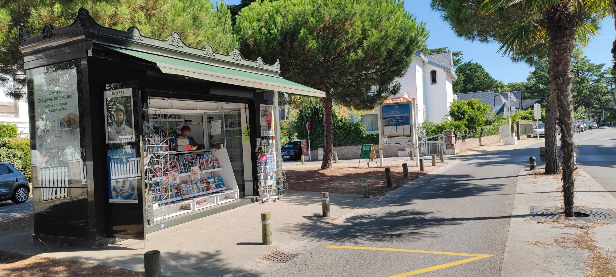 Il s’agit de gérer les 2 Kiosques de La Baule :
- Avenue du Général De Gaulle/Place Leclerc (kiosque ouvert à l’année)
- Avenue des Lilas (kiosque saisonnier) ; vous devrez vous organiser pour gérer ce kiosque saisonnier.

Je vous explique ci-après, le fonctionnement pour devenir kiosquier.
Bien entendu, nous échangerons ensemble, soit en visio, soit en présentiel (sachant que je suis basé à Toulouse). PREMIER CONTACT PAR MAIL

Pour devenir gérant de kiosque, il vous faudra avoir un agrément de diffuseur de presse en effectuant une formation  en présentielle 2 jours au dépôt de presse de Saint-Herblain (environ 1000€ - CPF possible). 
Vous disposerez de ce kiosque sans droit d’entrée, sans avoir à investir dans un pas de porte ou fonds de commerce avec de faibles charges ; néanmoins, il vous faudra avoir un fond de roulement/trésorerie (6000€ au minimum); le dépôt de presse (l’entreprise qui vous livre la presse basée à Saint-Herblain) vous expliquera plus en détails le fonctionnement.

Vous serez travailleur indépendant donc non salarié ; il vous faudra créer une société et donc avoir un numéro de Siret (auto-entrepreneur possible)
Vous aurez la gestion du kiosque pour une durée de 5 ans, renouvelable une fois (soit 10 ans).
Il y aura 2 dossiers administratifs à préparer, un pour la partie « presse » et un pour «la Française des Jeux/FDJ» ; pour avoir les validations de ces 2 entités, prévoyez 3 mois avant une ouverture.
OBJECTIF : OUVERTURE PAQUES 2025

Les activités (avec les commissions respectives) :

Presse nationale (23%) et régionale (14%)
Les jeux de la Française des jeux (FDJ) : jeux de grattage, tirage, paris sportif (5%)
Le relais colis avec Pickup (suivant le nombre de colis)
Relais La Poste
Les souvenirs, les cartes postales et cartes évènementielles
Les boissons, les glaces emballées, les confiseries, les spécialités locales
Si vous avez d’autres idées d’activités, n’hésitez pas à m’en faire part (services à la personne, clés minute, conciergerie, transfert d’argent, service carte grise…), mais de toute façon, elles seront soumises à la validation de la ville.

Les charges (hors impôts et Urssaf) :
Loyer mensuel 200€ HT - Caution pour le kiosque : 720€ ; caution restituée à la fin sauf anomalies
constatées.
Electricité, routeur4G ou box internet
Caisse informatisée spéciale presse (Strator, Bimedia, JDC…) : entre 80 et 120€/mois
Assurance

Les horaires :
Vous vous adapterez au besoin de votre clientèle mais en général, les autres kiosques de mon secteur ont pour habitude d’ouvrir :
7h/7h30 –12h30 et 16h –18 ou19h ou journée continue
Samedi matin et dimanche matin (les après-midis sont conseillés)
A votre convenance mais vous pourrez étudier un jour de fermeture dans la semaine.
Dans tous les cas, les kiosques devront avoir une amplitude horaire plus grande pendant la haute
saison (de Pâques à la Toussaint).

Ce métier est des plus passionnant, vous allez contribuer au dynamisme économique de la ville ; à la diffusion de l’information et ainsi créer un lien social fort.