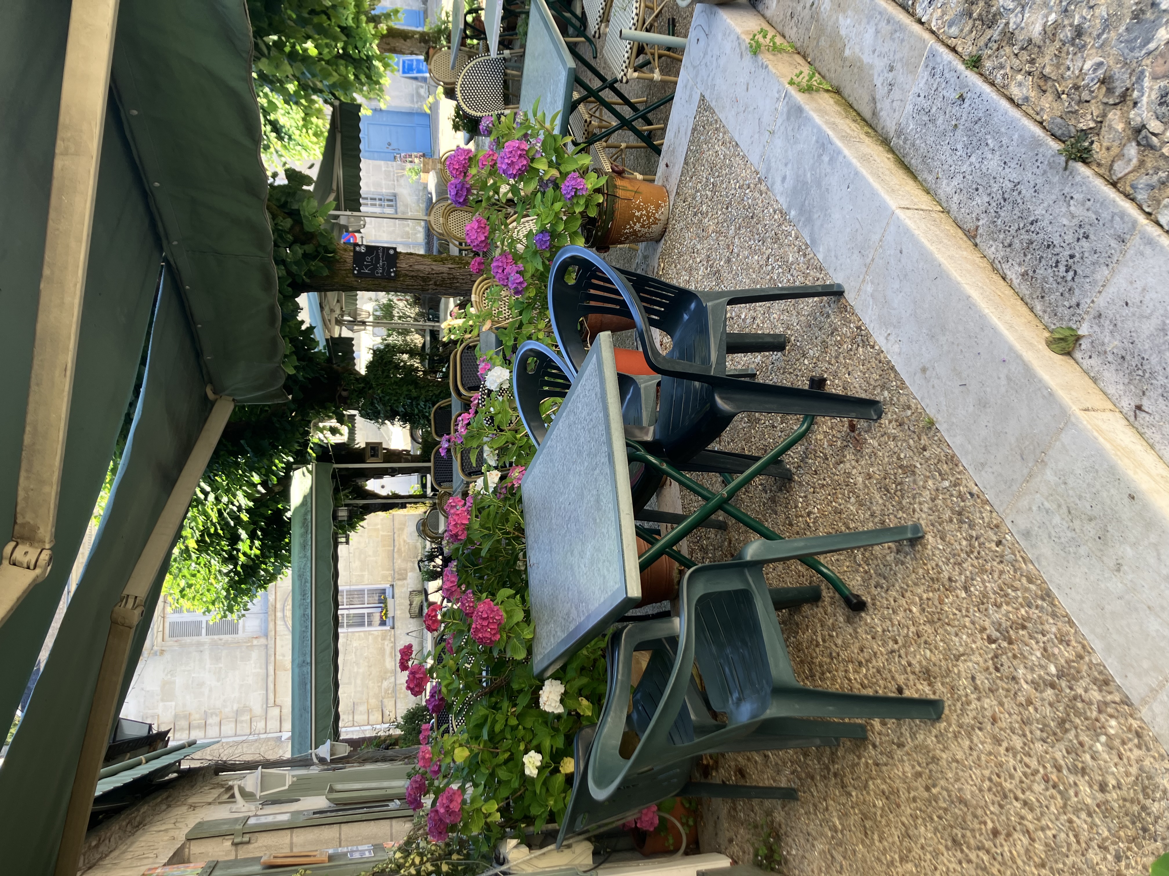 A reprendre, pour cause de retraite, fonds de commerce de brasserie-restaurant-bar (licence IV) situé au cœur d’un charmant village de Dordogne, dans la vallée de la Dronne qui offre un patrimoine historique et naturel très riche.

L’établissement bénéficie d’un bel emplacement au pied d’un château et l’immobilier offre un beau potentiel (sous réserve de travaux). Belle terrasse ombragée de 55 couverts et une belle salle de restaurant de 60 couverts, ainsi qu’une salle de bar de 15 couverts. L’établissement est ouvert d’avril à octobre, uniquement pour le service du midi et l’après-midi pour les boissons, glaces, crêpes.Cuisine traditionnelle, de type brasserie. Clientèle locale, de passage et touristique.

CA 2023 : 120 000 € HT –

Potentiel sur la période d’ouverture, en saison en proposant un service le soir et hors saison (peu de restaurants ouverts sur le secteur). Il existe un appartement à l’étage – Possibilité d’agrandissement du logement avec travaux + possibilité de création de chambres d’hôtes.

Prix du fonds de commerce : 120 000 €  -  Prix des murs : 270 000 €