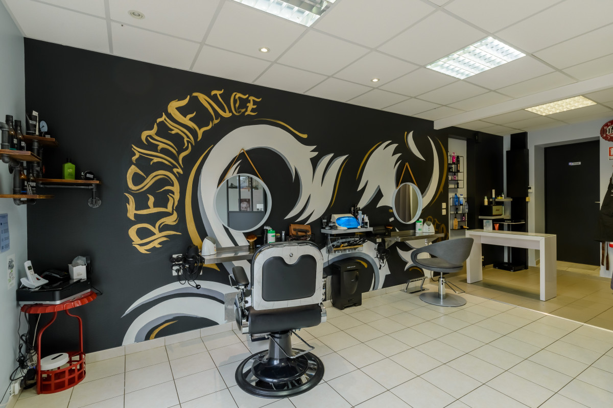 Local de 50m2 avec salle de repos + cour extérieure de 15 m2 
2 fauteuils (dont 1 place homme) + 1 bac isolé 
Matériel neuf et en parfait état 
1 Manager, 1ère année d'exploitation 
Salon complètement refait en novembre 2020 
Bail à céder  
Multi marques
Le salon est situé à 20min de l'entrée de Rennes, auprès de commerces : magasin de producteurs locaux, boulangerie, bar-tabac, cabinet d'infirmière, cabinet de kinésithérapie. 
Prochainement : salon d'esthétique, pizzeria