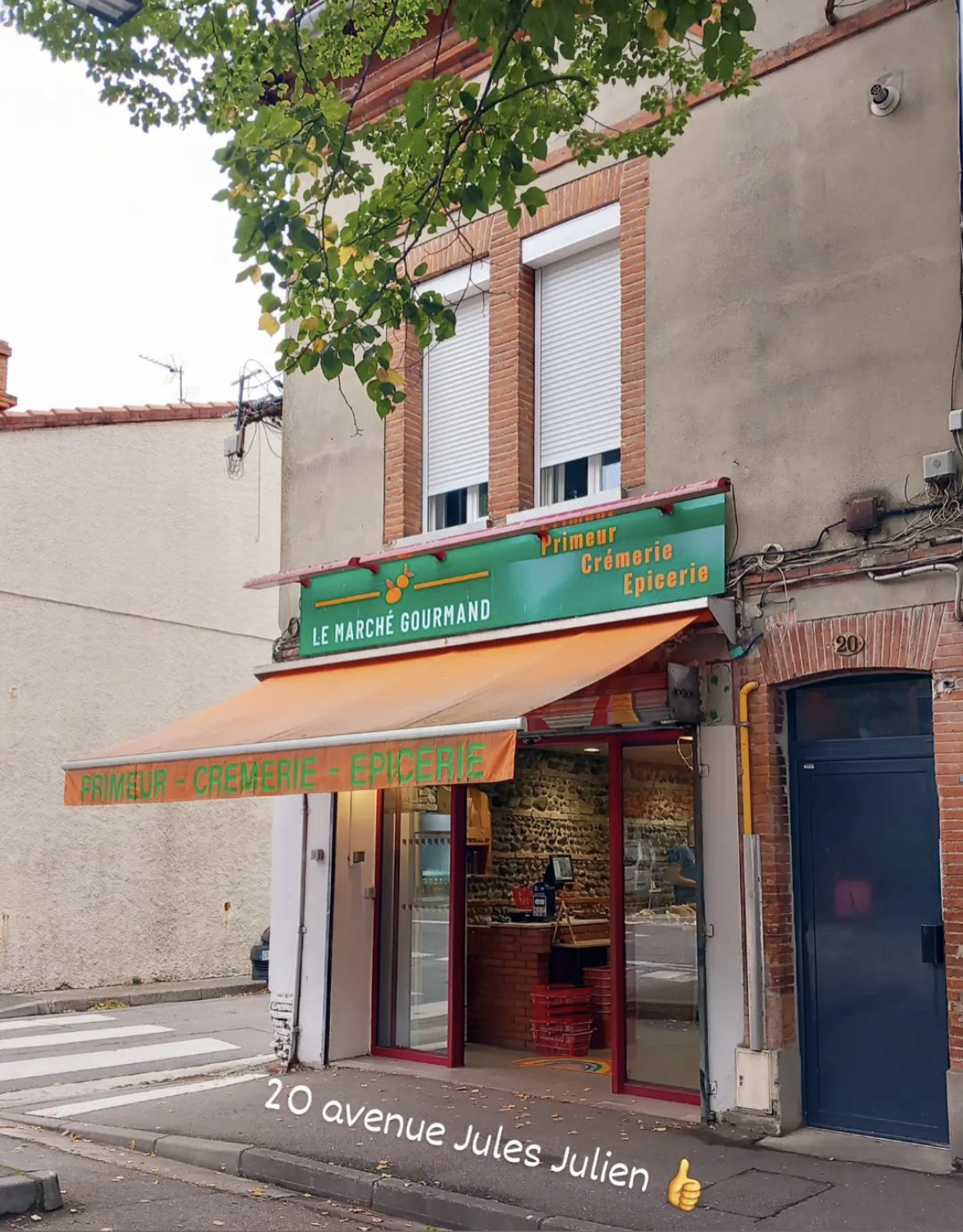 Magnifique commerce de proximité avec clientèle fidèle à fort pouvoir d achat dans un beau quartier de Toulouse (St Agne) sur axe passant Avenue Jules Julien.

Primeur - fromage - charcuterie - épicerie 

84m2 avec grande chambre froide - vitrine réfrigérée - bureau - toilettes - très bon état briques apparentes 

CA N-1 : 289 000€

Idéal couple ou exploitant seul avec ou sans mi temps 

À noter : bail tout commerce 9 ans (reste 8 ans) possible restauration