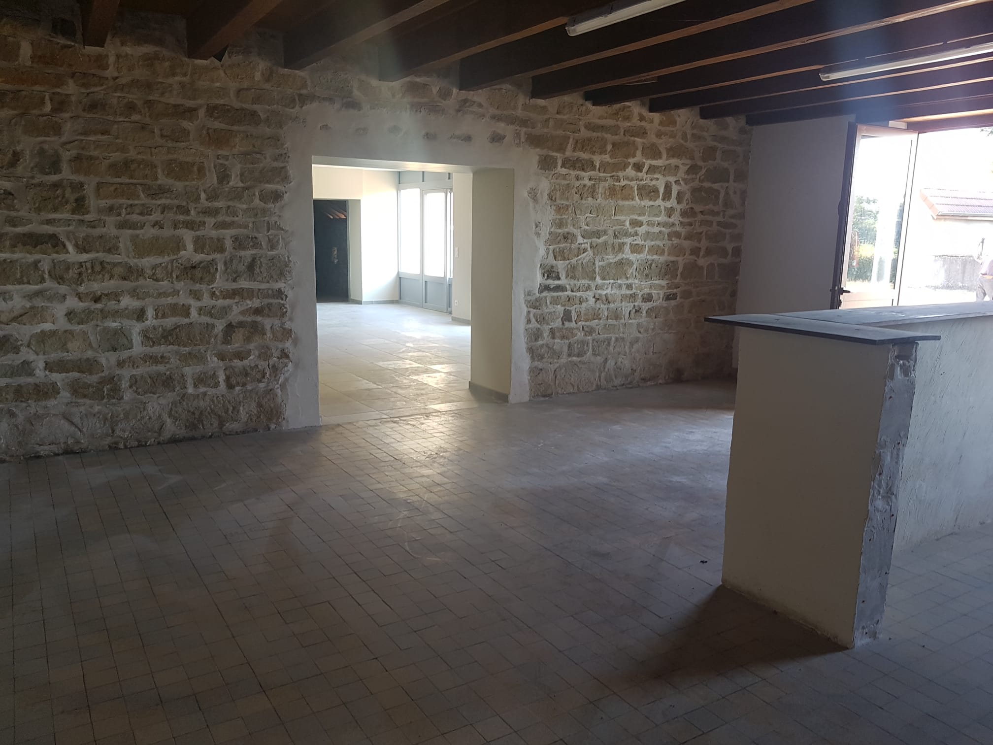 LOCATION GÉRANCE À SAISIR A ANTULLY COMMUNE PROCHE D’AUTUN ET LE CREUSOT.
Dans une belle commune, participez à la création d’un commerce multi services.
Surface : 100m²
Département : 71
Localité : Antully
Environnement : rural
Vous souhaitez investir dans un multi-services  clé en main tout en limitant le risque financier au démarrage ?

CETTE OFFRE PEUT RÉPONDRE À VOTRE PROJET !

LES + :
• La mairie est propriétaire des murs et applique un loyer modéré
• Prise en charge de la totalité de l’investissement matériel du magasin !
• Local tout neuf en réhabilitation avec possibilité petite restauration + terrasse.
• Risque financier très limité
• Ouverture avec une enseigne reconnue (formation, accompagnement assurée) sans engagement sur la durée.

Le porteur de projet amènera idéalement  25 k€ d’apport personnel pour soutenir ce projet sans emprunt.

L’étude de marché et  la multiplicité des services donnent une vraie rentabilité à ce point de vente pour une personne qui souhaite s’inscrire dans un projet rural de qualité.

Contact : 
Mairie d'Antully: mairie-antully@wanadoo.fr 
Tél: 03-85-54-71-12