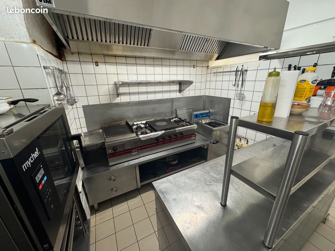 FONDS DE COMMERCE OPPORTUNITÉ DE REPRISE Situé dans un village médiéval touristique, ce restaurant bénéficie d’un environnement et d'une localisation attractifs mêlant clientèle locale fidélisée et flux saisonnier important. L’établissement développe un véritable univers de restauration avec une salle de 42 m² environ, offrant un cachet et une ambiance chaleureuse très appréciée de la clientèle. À cela s’ajoute deux terrasses : l'une devant le restaurant et l'autre en bord de rivière constituant un réel levier de fréquentation et de développement en période estivale. L’exploitation dispose actuellement d’une capacité d’environ 35 couverts en intérieur et 45 couverts en terrasse. L’agencement professionnel est fonctionnel, comprenant un espace bar, une cuisine d’environ 23 m² environ, un coin plonge indépendant de 16 m² environ, sanitaires et remise. L’outil de travail est immédiatement opérationnel avec matériel professionnel et agencements permettant une reprise sans travaux. L’établissement bénéficie également d’un stationnement facilité grâce à un grand parking gratuit situé à proximité immédiate, constituant un véritable atout pour la clientèle locale comme touristique. Le bail commercial en place présente un loyer particulièrement attractif d’environ 550 € mensuels, avec la possibilité de louer un grand garage supplémentaire pour 170 euros par mois. Affaire adaptée à un couple de professionnels, à une première installation ou à un restaurateur souhaitant développer un établissement à forte identité dans un secteur touristique reconnu.

Demander une visite