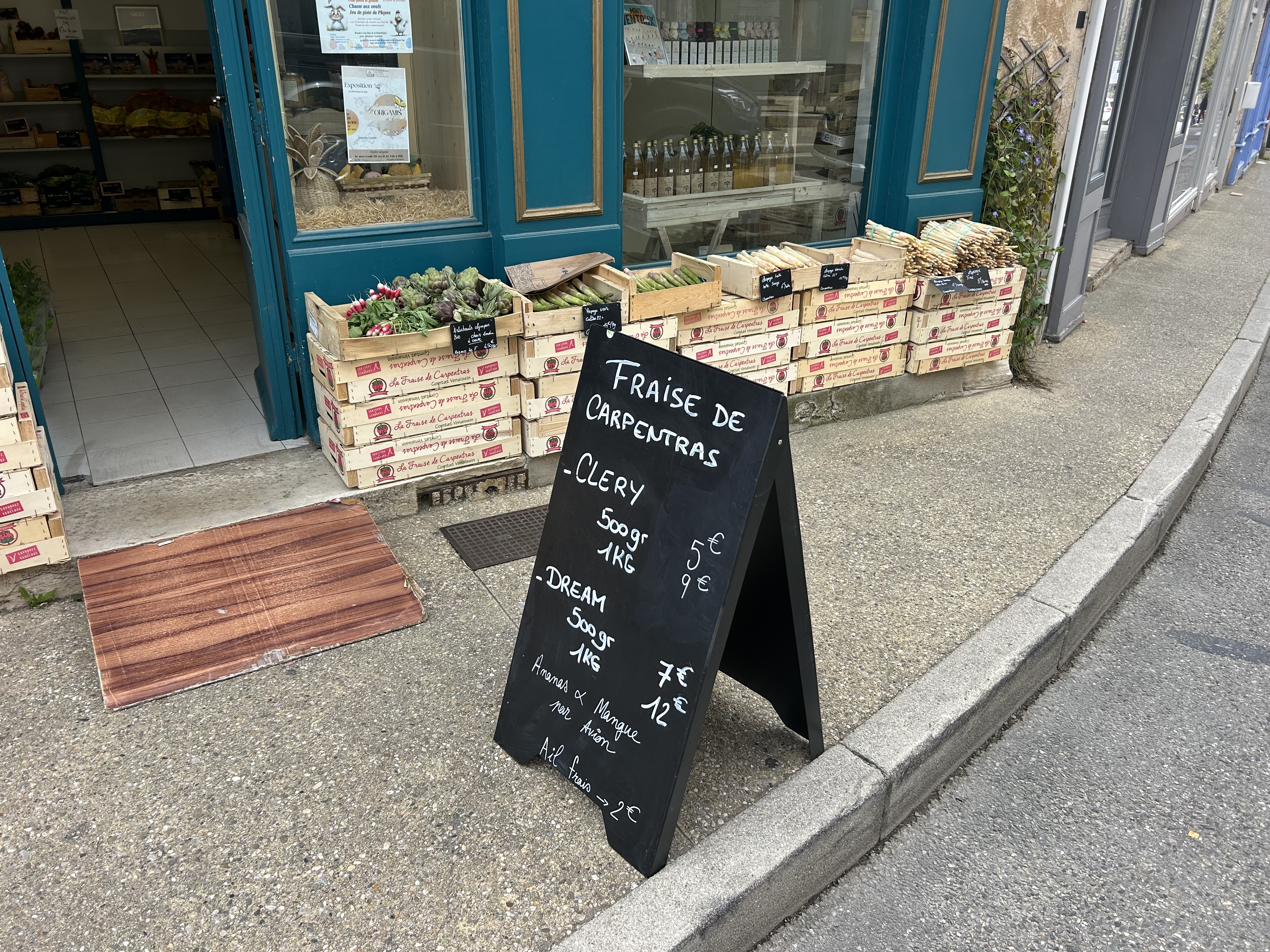 Bonjour,

Je mets à la vente mon fond de commerce. 
J'ai ouvert il y a une année,
Le loyer est de 700€ par mois le local fait 35m2 en surface de vente avec une grosse partie de trottoir devant pour exposer. Il y a également 3 étages au dessus dont 2 qui sont habitables avec quelques travaux. Une cave d'environ 10m2 juste sous le magasin.
J'ai réalisé 150.000€ de chiffre d'avril à septembre 2024
Je vend uniquement des fruits et légumes
Je n'ai pas encore le bilan donc je vend le pas de porte et non le FDC
Merci