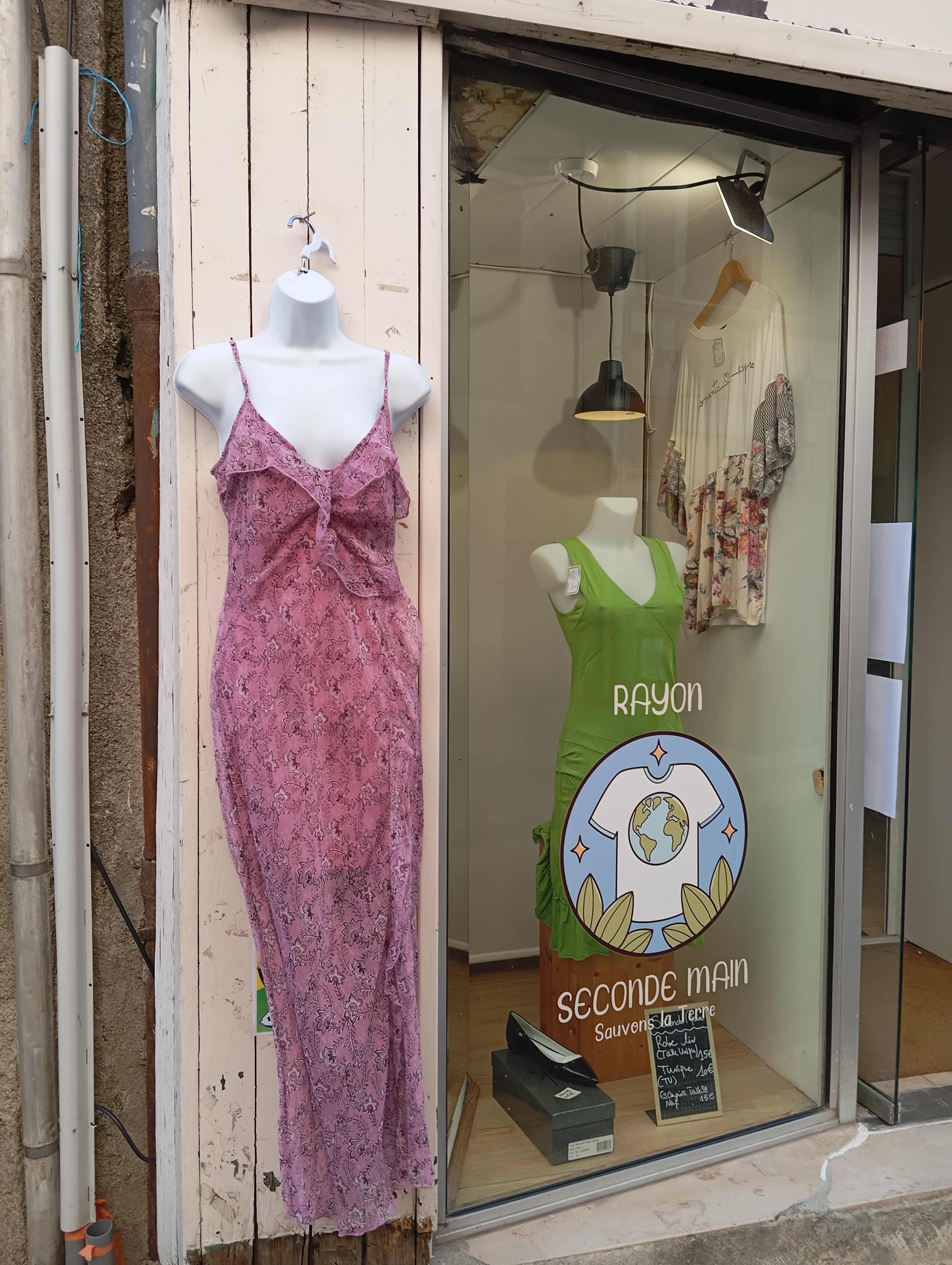 Boutique de prêt à porter à céder suite départ à la retraite.

Boutique créé il y 8 ans, ouverte à l'année, clientèle fidèle.

Prêt à porter femme du 36 au 54.

Possibilité de développer un corner homme.

Surface 38m2, petite réserve, toilettes et point d'eau.

Située en face d'une boulangerie.

Parkings gratuits dans tout le village.

Village de 2500 habitants, zone de chalendise environ 9.  000. La plus grande ville Alès est à 25km.

Village très touristique, arrivée du GR70 chemin de Stevenson, train à vapeur des Cévennes, nombreux gîtes et campings.

Petit loyer.

Tout reste en place.

Prix avec stock 14 000€
Prix sans stock 9 000€