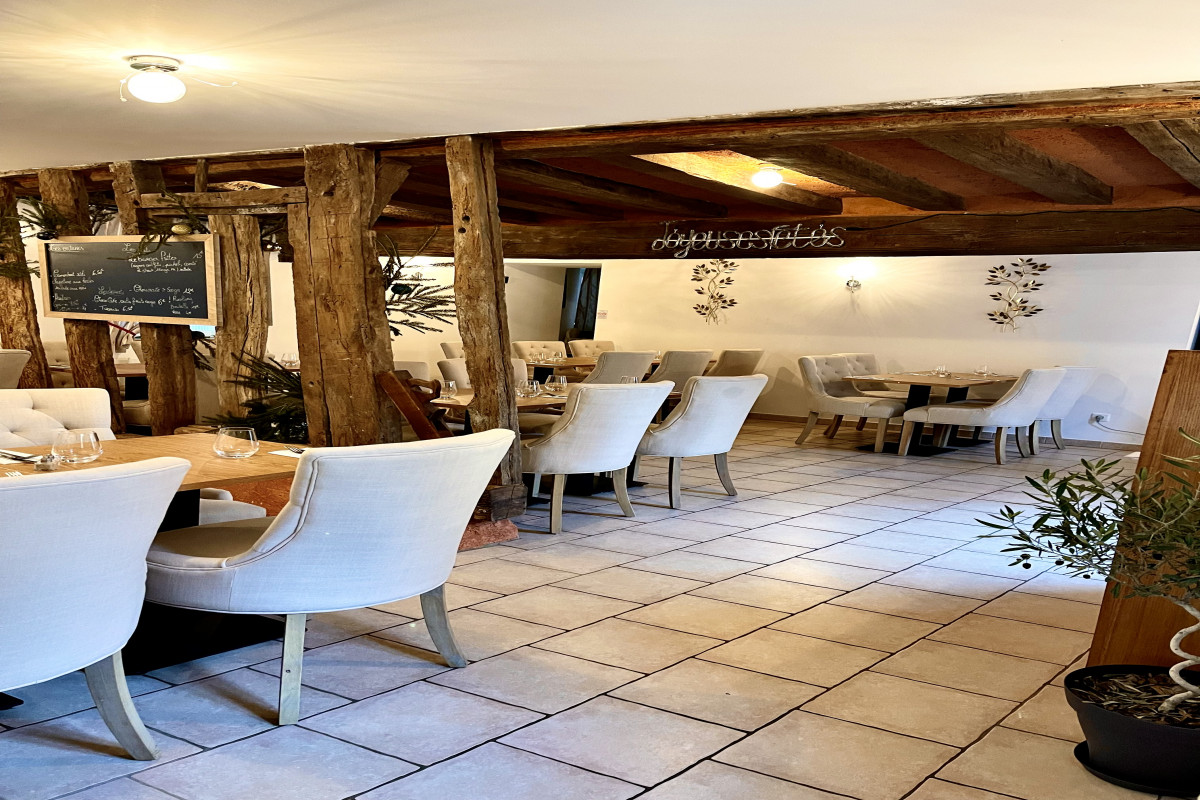 BAR - RESTAURANT

Zone de chalandise de 30.000 habitants. 
Très bien situé, grand parking gratuit devant le commerce, aucune concurrence à 10 km à la ronde. Libre de tout contrat et salarié.
 Surface totale : 120m2 avec salle bar, 2 salles restaurant (30 couverts intérieurs), terrasse de 40 places, cuisine entièrement équipée, cave de 15m2.
 Aucun frais à prévoir, rafraîchissement récent du bar.
 Bon C.A. Loyer : 675?.
Un Notaire en charge de la vente
Vente cause santé urgente