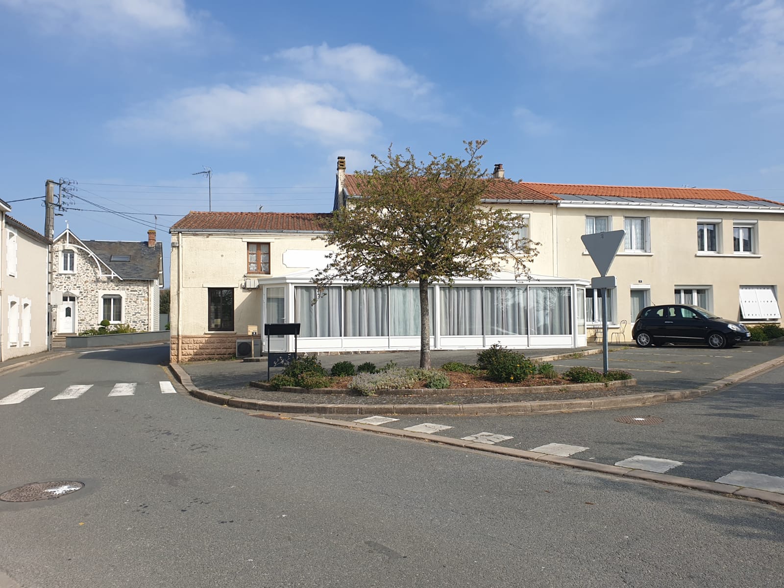 BAR/RESTAURANT RECHERCHE GERANT

La Commune de La Plaine, propriétaire des locaux met à disposition, suivant un bail commercial, son BAR RESTAURANT, AVEC LICENCE 4, DEBIT DE TABAC ET FRANÇAISE DES JEUX.
Il est situé à LA PLAINE, au cœur d’une commune dynamique de 1028 habitants, commune primée village fleuri. La commune est située sur un axe Cholet-Maulévrier-Vihiers. Cela confère au bar/restaurant une position stratégique et une grande visibilité.
Un groupement d’artisans et de deux entreprises industrielles y sont implantées ainsi qu’une boulangerie, un salon de coiffure, et un garage. 
Situé au cœur de la commune, cet établissement est une opportunité en l'absence de concurrence. Il est un pôle essentiel de la commune, par le développement d’autres services et la création d’animations. Ideal pour un couple, un logement est mis à votre disposition à l’étage 
Au rez-de-chaussée, vous aurez à votre disposition une salle pouvant accueillir jusqu’à 40 couverts donnant sur une très belle véranda climatisée. La cuisine est installée. A l’étage, le logement se compose de 4 chambres, d’une salle de bain et d’un grenier aménageable. Vous disposerez de 70 m2 d’habitation et de 135 m2 pour le commerce. 
La volonté de la commune est que cet établissement soit en place très rapidement. La restauration et le bar étant des activités importantes pour ce projet, nous valorisons les expériences en restauration. Nous recherchons avant tout des personnalités garantissant la convivialité du lieu, capables de coconstruire les services de proximité répondant aux besoins identifiés en lien avec la commune, en adhésion avec ses valeurs. Des qualités de gérant, de commerçant ainsi qu’une réelle volonté d’entreprendre sont clés pour ce poste. Le loyer est de 1107.78€ (bail commercial licence 4+ Tabac +FDJ +logement) TTC.
Pas d’achat de fonds de commerce (compris dans le loyer) mais un investissement personnel est nécessaire en matériel (vaisselle, tables, chaises). Il sera demandé un droit d’entrée de 5000€ ainsi que 2 mois de dépôts de garanties. Le cout du bail chez le notaire sera aussi à votre charge (environ 925€).
	
Profil recherché : 

 .Vous souhaitez vous engager en faveur de la ruralité 
 .Vous justifiez d’une expérience significative dans le secteur de la restauration et maitrisez les techniques culinaires essentielles, ainsi que les normes d’hygiène et de sécurité
. Nous souhaitons une carte simple en favorisant le « fait maison »
. Vous êtes disponible et prêt à vous engager dans une démarche entrepreneuriale afin que le projet prenne corps au sein du village
. Vous avez des bases solides en gestion et faites preuve de rigueur et d’organisation
 .Vous êtes fédérateur et maîtrisez les outils de communication
 .Vous êtes motivé, sérieux, adaptable, proactif
.Nous souhaitons une large amplitude d’ouverture (gage de réussite)
 .Vous savez gérer des situations difficiles en gardant votre sang-froid
. Vous remplissez les conditions liées à l’octroi d’une licence de débit de boissons (licence IV), du débit de tabac et de la française des jeux.
Si vous êtes intéressé, il vous suffit de prendre contact avec MME BARBAULT (Maire de la commune) 
MAIRIE DE LA PLAINE
Rue du bocage 02.41.55.92.43
07.88.50.16.94 Mail : mairie.la.plaine@wanadoo.fr