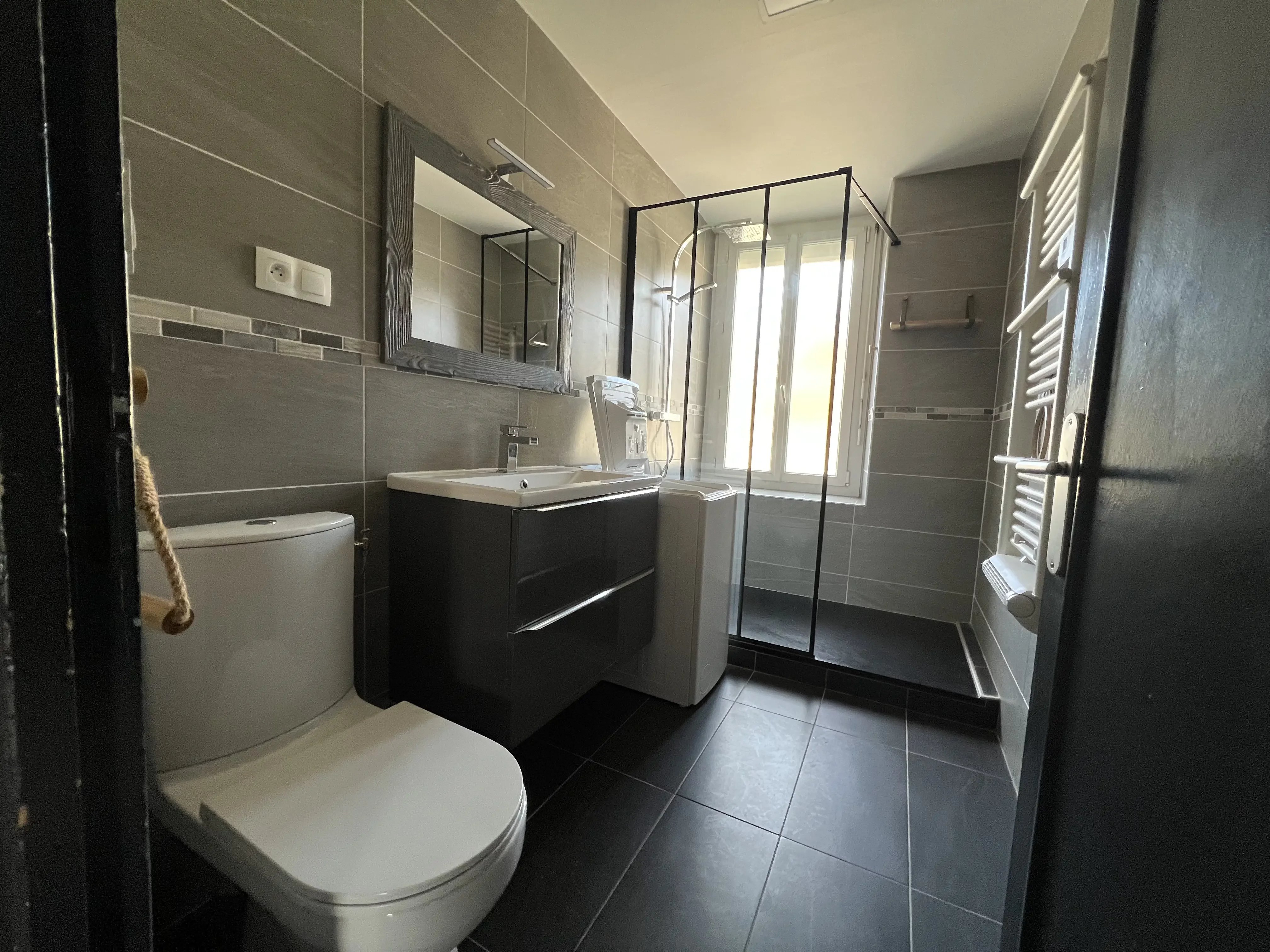 Dans le charmant village d’Argein, découvrez cette belle maison de village de 122 m² offrant de beaux volumes et de multiples possibilités ainsi que son local commercial attenant. 

Dès l’entrée, un couloir dessert un espace de vie chaleureux comprenant un séjour avec poêle et une cuisine ouverte, pour une surface totale de 29,56 m². À l’étage, vous trouverez quatre chambres spacieuses, allant de 11 m² à 18 m², ainsi qu’une salle d’eau avec WC entièrement rénovée (4,92 m²).

À l’extérieur, une agréable cour, soigneusement entretenue et entièrement clôturée, dispose d’une terrasse couverte idéale pour profiter des beaux jours, avec une vue dégagée sur les montagnes et les champs environnants.

Attenant à la maison, un local commercial offre de nombreuses opportunités : agrandissement de l’habitation principale, création d’une activité professionnelle ou encore projet locatif. Cette Ancienne épicerie au coeur du village manque aux habitants et a besoin de retrouver vie, que ce soit au travers d'une nouvelle épicerie, d'un snack, d'un salon de thé, les possibilités sont infinis . Un hangar de 53m2 complète ce bien permettant un grand stockage.

Un bien rare, alliant cadre de vie agréable et potentiel d’aménagement.
