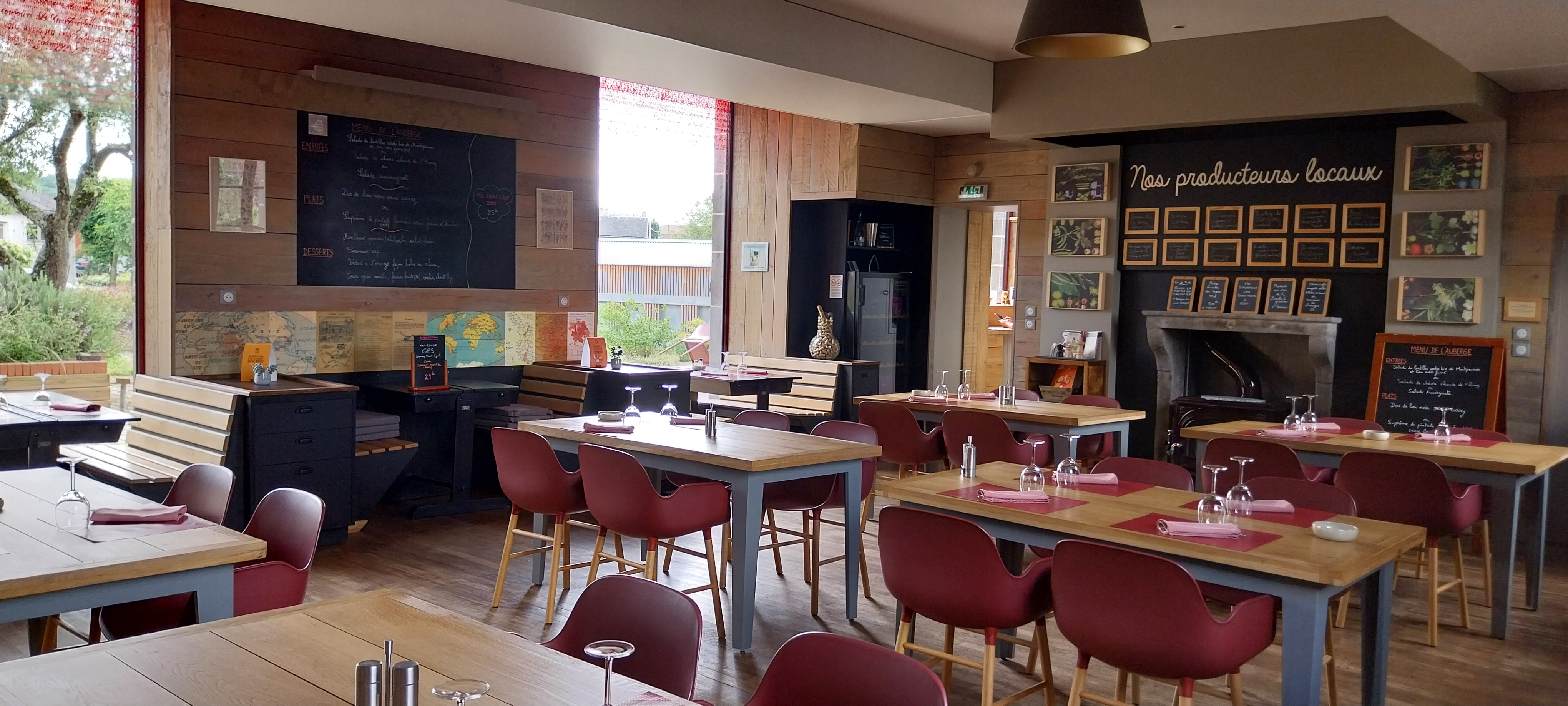 A vendre fonds de commerce Restaurant, Bar et petit Hôtel 3* situé dans le secteur touristiques Combrailles Auvergne, à proximité des gorges de la Sioule et du Château Rocher. La salle de restauration a une capacité de 38 couverts, la salle de bar et petit déjeuner 12 couverts, une grande terrasse de 120 m² permet d’installer des couverts supplémentaires. L’établissement possède également 4 chambres exploitées actuellement en chambres d’hôtel avec une grande facilité de stationnement. Aucuns travaux à prévoir car l’établissement a été entièrement rénovée et modernisée en 2020 avec mises aux normes. L’établissement est labellisé LOGIS avec une excellente réputation « Cosy » pour l’hôtel et « terroir » pour le restaurant. 
Loyer des murs 813 euros TTC comprenant le restaurant + bar + hôtel + appartement T3. Gros potentiel de développement, chiffre d’affaires en constante progression. Idéal couple de restaurateur + saisonniers. Chiffres et infos supplémentaires après contact sérieux.