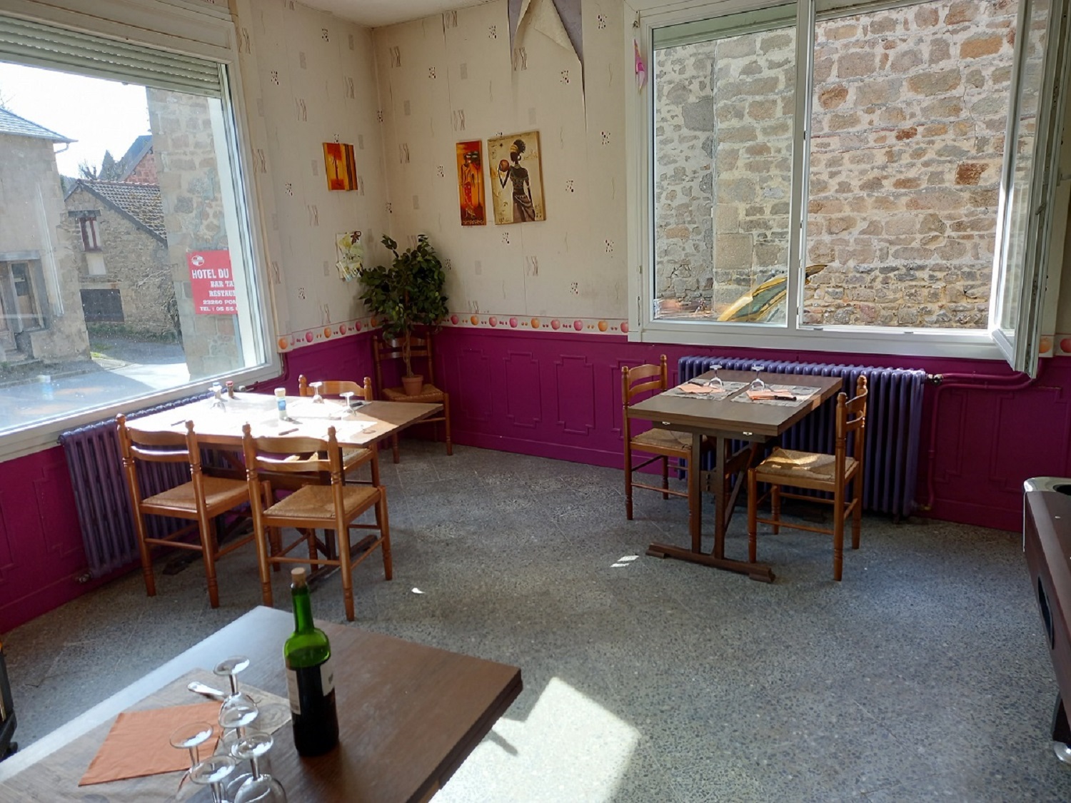 Bar et restaurant proposant une cuisine traditionnelle (menus ouvriers) avec débit de tabac.

Le bien comprend également au 1er étage une surface hôtelière (9 chambres) non exploitée depuis 2009 ainsi qu’un appartement sur place.

Surfaces du bien : 

Bâtiment principal sur 3 niveaux (combles / grenier à aménager) dont environ 500 m² de surface utile, et annexe bâtie de 90 m d’un seul tenant (2 garages, 1 local chaufferie, 1 réserve, 1 sanitaire et 1 appentis fermé) donnant sur une cour intérieure (90 m²) et 1 terrain nu attenant à l’arrière, constructible (960 m²) et accessible depuis la voie publique.
- RDC bar-restaurant-tabac comprenant : sas d’entrée et baies vitrées (sécurisées avec rideau roulant), 1 grande salle de bar (80 m²) avec comptoir et espace de vente tabac, 1 salle de restauration (40 m²) avec baies vitrées, 2 WC dont 1 accessible PMR, 1 grande salle de réception/banquets de 90 m² avec scène, 1 cuisine lumineuse et équipée (mixte gaz/électrique) de 30 m².
- 1er niveau ancien hôtel avec accès indépendant du restaurant, comprenant : 9 chambres d’hôtel, retirées de la rue, à rénover (12 m² chacune avec évier et bidet) avec sanitaire commun, ainsi qu’un appartement de 80 m² (sas d’entrée, 3 chambres, 1 buanderie, 1 séjour et salon et 1 cuisine).
- 2ème niveau combles / grenier sur 80 m², accessibles depuis l’appartement, intégralement à transformer, selon besoins.

Chauffage : ensemble chauffé au fioul avec chaudière en bon état de fonctionnement et 2 cuves (1000 l et 5000 l)

Stationnements : emplacement privé côté rue principale et sur le côté et la cour intérieure du bâtiment, et parking public de grande capacité à 30 m.

Bâtiment raccordé à l’assainissement collectif, desservi par la fibre optique, avec bonne couverture mobile 4G.

Localisation :

Unique établissement de restauration, idéalement placé en cœur de bourg, facilement identifiable, au carrefour d'axes de circulation importants.
La commune (360 habitants) est une petite ville rurale traversée par le Thaurion, rivière bien connue des pêcheurs, et entourée de bois et vallons, avec un château privé du XVème siècle inscrit aux Monuments Historiques.
Présence de commerces et services (épicerie, boulangerie / pâtisserie, boucherie, cabinet médical, pharmacie, tiers-lieu, artisans, école et bibliothèque, Poste).

Accessibilité en voiture : 

- Point de passage obligé vers le Lac de Vassivière (à 35 min) et le Parc Naturel Régional de Millevaches
- 10 min de la cité médiévale de Bourganeuf
- 20 min de Guéret (Préfecture)
- 25 min d'Aubusson (Cité Internationale de la Tapisserie)
- 1 h de Limoges
- 1h30 de Clermont Ferrand

Conditions d'acquisition :

Murs et fonds en vente pour cause de retraite.
Prix de vente total à 150 000 €
- les murs et le terrain nu constructible (propriété SCI) à 100 000 €
- le fonds de commerce (Entreprise Individuelle) à 50 000 € (licence IV, licence petit restaurant et tabac compris).

Bilans et comptes de résultats à disposition.
Pas de personnel à reprendre.
La reprise de l'activité de tabac n'est pas une condition à la vente de l'ensemble.

Caractéristiques / Atouts :

- Bourg au cadre de vie agréable et idéalement placé, avec très faible concurrence de restaurateurs à moins de 15 mn.
- Exonérations Fiscales France Ruralités Revitalisation.
- Accompagnements techniques et financiers publics possibles, dont Communauté de communes avec subventions à la reprise (jusqu'à 50 000)