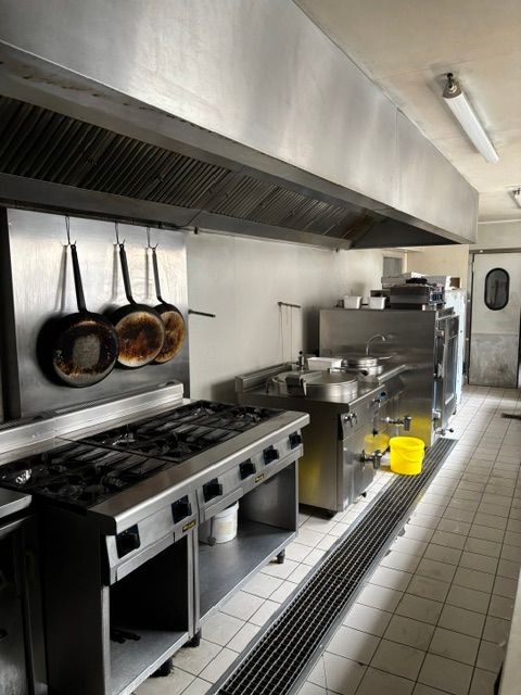 charcuterie traiteur en plein centre ville vente pour départ a la retraite gros potentiel de développement en boucherie et traiteur extérieur . très bon EBE 
magasin 70 mètres carrés laboratoire climatisé de plis de 300 mètres carrés
moteur et porte entrée automatique neuf changés l'année dernière 
Appartement au dessus du magasin a rénover 6 chambres compris dans le loyer 
possibilité d'acheter les murs aussi