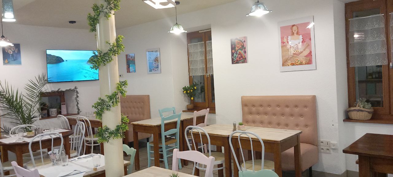 Fonds de commerce Bistrot / multiple rurale / pizzeria
Un multiple rural mêlant agence postale, épicerie, dépôt de pains, journaux, bouteilles de gaz, bistrot et pizzeria.
Licence IV


Une belle opportunité d'acquérir le seul commerce du village.
Un village très touristique :
- Le château du Marquis de Lafayette,  lien avec l'Amérique. Le château est ouvert de mars à fin octobre. Lieu très touristique en période estivale.
- Jardin botanique.
- Fête des Plantes en juin (beaucoup de visiteurs)
- Proche 102.
- École primaire.
- Gite d étapes pour les randonneurs toute l'année avec plusieurs GR
- 15 min de Langeac, gorges du haut allier
- Clientèle pizzeria fidèle 
- Loyer modéré 
- Salle de 100 m2 
- Radiateurs neufs
- Cuisine équipée ouverte sur la salle
- bar
- four à pizza électrique
- Parking places de la mairie 
- très belle et grande terrasse ombragée 
Fond de commerce actif depuis une trentaine d'année
(possibilité d'envoyer d'autres photos sur demande)