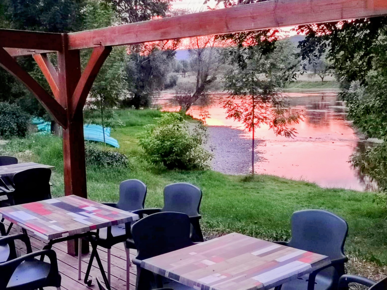 Restaurant traditionnelle avec vue sur le Pont de Cénac-et-Saint-Julien, au bord de la rivière Dordogne, à environ 12 km de Sarlat-La-Canéda, 4 km de Laroque-Gageac et au pied de Domme en plein cœur de la zone la plus touristique du Périgord Noir. Nous vendons ce fonds de commerce qui ne peut être exploité que d'avril à fin octobre chaque année car il est situé en zone inondable. Un chalet bois démontable de 70m² est installé sur un emplacement avec superbe vue et accès direct à la rivière. Un très grand parking ombragé par des arbres permet de garer plus d'une centaines de voitures sans difficulté. Pendant la journée, ce restaurant attire de nombreux touristes faisant la descente de la Dordogne en canoë. Ce fonds de commerce était en location-gérance et n'a pas été exploité par l'entreprise locataire en 2025. Le chiffre d'affaires 2024 était de l'ordre de 475 000 € HT. Le seul concurrent direct, à 2 km, réalise plus d'un million d'euros de CA chaque année.