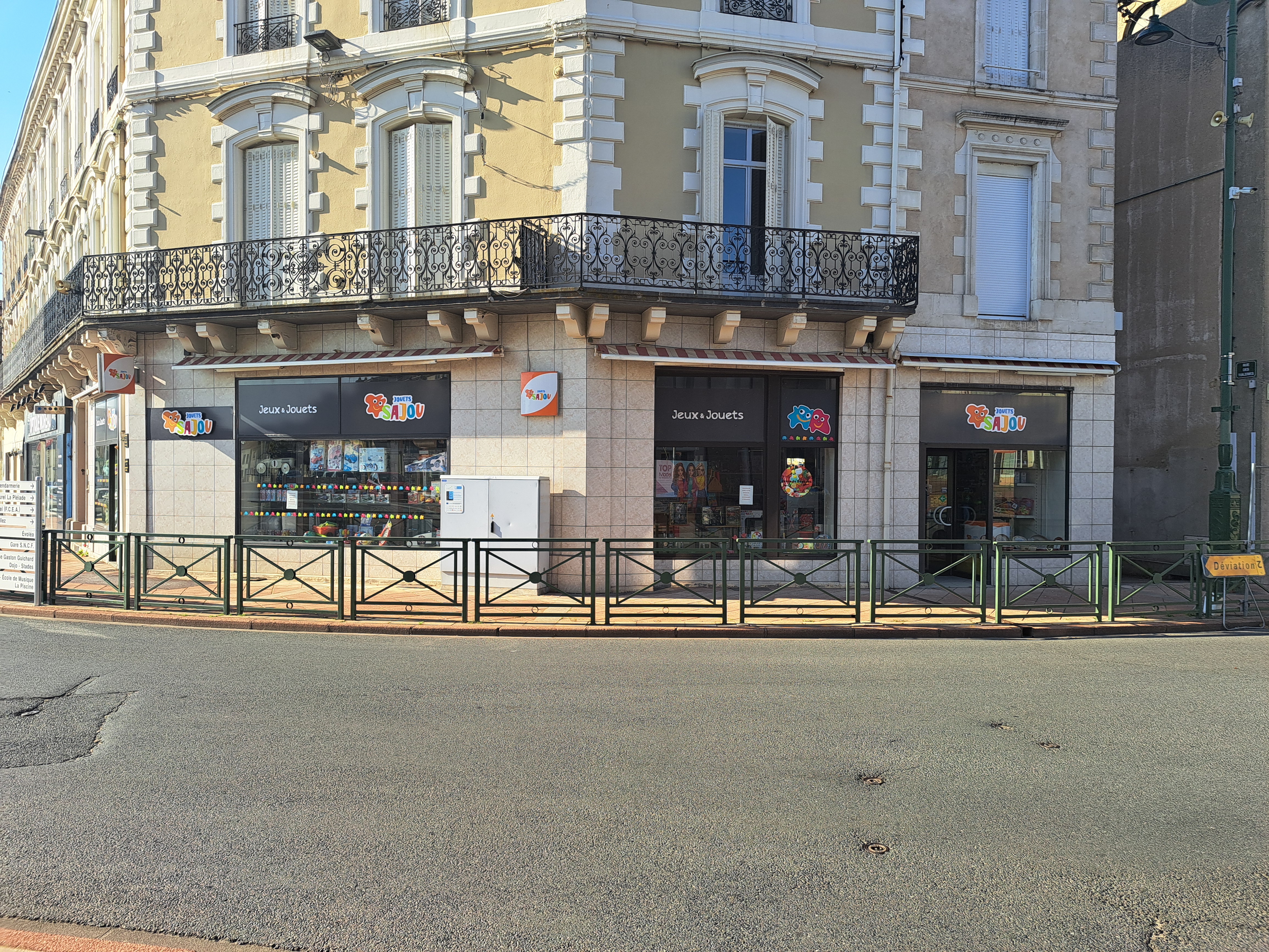 Vend fond de commerce situé en plein centre ville 
Surface de vente 123m2 avec reserve de 33.50 m2 plus reserve dans la cour de 33.80 m2 
Et composé de 3 caves au sous-sol