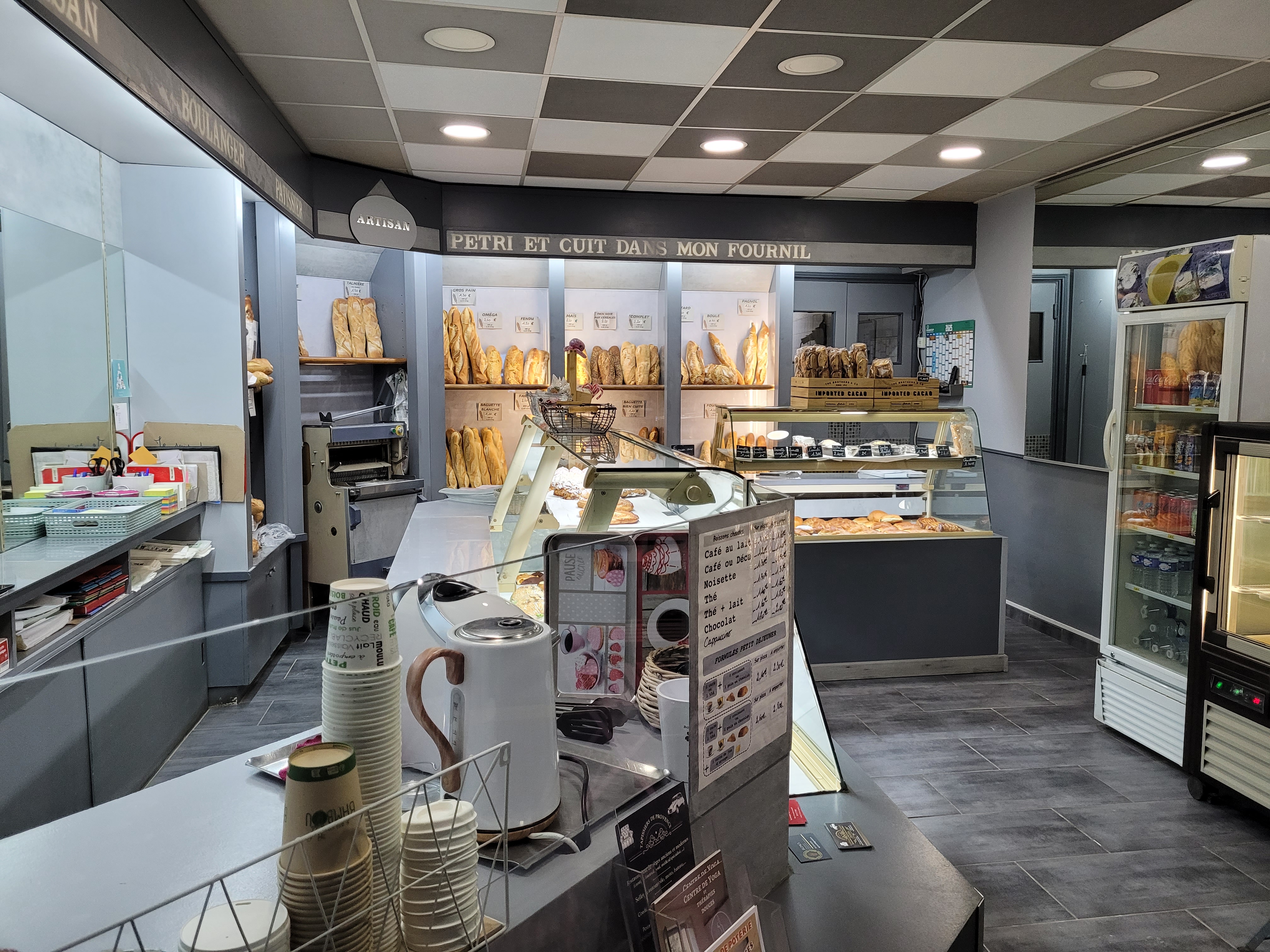 Boulangerie, Pâtisserie, Snacking, implantée sur l'avenue principale en plein coeur d'un joli village du Vaucluse. Région touristique à côté du mont-ventoux, clientèle fidèle. Nombreuses places de stationnement et autres commerces à proximité.