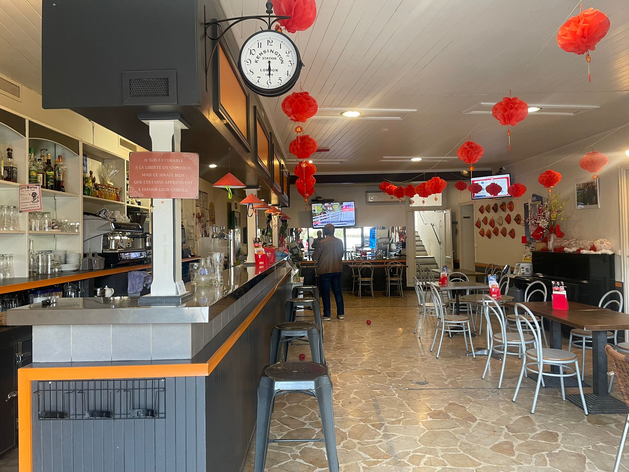 BAR CAFÉ RESTAURANT AVEC SYSTÈME D'EXTRACTION- PMU - FDJ
Situé à Trans-en-Provence (département du Var), au cœur de la région Provence-Alpes-Côte d'Azur, ce restaurant bénéficie d'un emplacement stratégique idéal entre la côte et l'arrière-pays.
À seulement 10 minutes (environ 5 km) de Draguignan, à proximité des axes routiers principaux, offrant un accès facile.
Le restaurant est en bon état et dispose d'une surface totale d'environ 159 m², incluant une terrasse arrière de 46 m². L'agencement comprend :
• Une vaste salle de restauration de 74 m²
• Une grande cuisine séparée (équipée d'un système d'extraction)
• Un espace de stockage
• Des sanitaires
• Une cave
Atout majeur : comprend un appartement de 3 pièces (83 m²) à l'étage avec accès direct au restaurant — très pratique pour habiter sur place et gérer l'activité.
Emplacement pratique :
• À environ 1 heure de route d'Aix-en-Provence
• À environ 1 heure 30 de Marseille
• À seulement 30 minutes de la côte (Fréjus, Saint-Raphaël)
Attire une clientèle locale nombreuse ainsi que des touristes.
Bail commercial valable jusqu'en septembre 2032.
Loyer : 2 077 €/mois (charges et appartement à l'étage inclus).