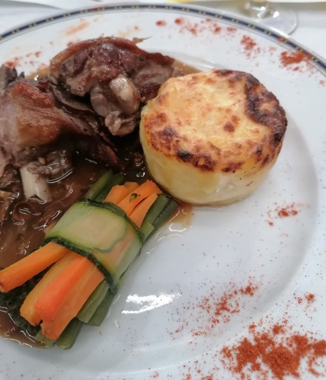 Belle opportunité de gérance au coeur du Parc Naturel Régional Livradois-Forez en Auvergne : auberge située au coeur du village d’Isserteaux à proximité immédiate de l’école et de la mairie, les locaux bénéficient d’un passage régulier et d’un lien direct avec la vie locale où les relations humaines occupent une place essentielle. Des travaux d’embellissement de la traverse du bourg sont prévus dès ce printemps et s’achèveront fin août 2026, renforçant l’attractivité et la visibilité de l’auberge.

Au sein de la communauté de communes Billom communauté et au coeur du Parc Naturel Régional Livradois-Forez, la commune d’Isserteaux séduit par son cadre de vie paisible et verdoyant, typique du Livradois-Forez. Ce village à taille humaine (400 habitants) bénéficie d’un cadre naturel de qualité, propice aux activités de plein air et à une vie quotidienne au calme, tout en restant à proximité des pôles urbains du territoire.

Isserteaux s’appuie sur une vie locale conviviale, portée par un tissu associatif très actif (activités artisanales, sportives et culturelles, marché de pays…) et une population attachée à son territoire. Entre nature, simplicité et qualité de vie, Isserteaux offre un environnement favorable pour s’installer et développer une activité au plus près des habitants.

Située au cœur du bourg d’Isserteaux, à proximité immédiate de l’école et de la mairie, cette auberge bénéficie d’un emplacement central, au plus près de la vie locale et d’un passage régulier. Des travaux d’embellissement du centre-bourg viendront prochainement renforcer son attractivité et sa visibilité.

L’établissement se compose de locaux complets et fonctionnels, adaptés à une activité de restauration, de bar et d’une espace multi-services. Il comprend :
- Un espace bar convivial, véritable lieu de rencontre
- Une cuisine équipée (four mixte, piano 4 feux, plancha, friteuse, réfrigération…)
- Une salle de restauration avec mezzanine d’environ 40 couverts
- Une terrasse pour la saison estivale
- Un accès possible à la salle des fêtes pour des événements
- Des services complémentaires (dépôt de pain, journaux, gaz, timbres)

Un logement attenant de type F4 d’environ 70 m² complète l’ensemble, permettant de concilier vie professionnelle et personnelle.

L’activité actuelle génère un chiffre d’affaires d’environ 110 000 €, majoritairement en restauration (85 %) avec un potentiel de développement en élargissant les horaires et les jours d’ouverture.
Le loyer global (commerce + logement) est fixé à 600 € TTC par mois, offrant une opportunité accessible pour un projet de reprise.
Ce lieu, au cœur de la vie communale, dispose d’une clientèle locale fidèle et constitue un véritable point de rencontre pour les habitants, avec un fort potentiel pour développer une activité conviviale et ancrée dans le territoire.

Le projet est idéal pour un professionnel souhaitant :
- S’installer au cœur d’un village dynamique et convivial
- Développer une activité de restauration/bar avec services de proximité
- Allier cadre de vie agréable et projet professionnel grâce au logement attenant
- Une belle opportunité pour entreprendre en Livradois-Forez et faire vivre un lieu central du territoire.

Pour déposer votre candidature (CV – lettre de motivation + références et dossierde présentation)
Coordonnées : Mairie d’Isserteaux – 04 73 70 90 64 – mairie.isserteaux@wanadoo.fr
AVANT le 30 avril 2026

Il est possible d’être accompagné techniquement et/ou financièrement par le Réseau Initiative, France Active, le Parc Livradois Forez, une coopérative d’activité, la CMA, la CCI ou la BGE. Il existe également une aide destinée aux petites entreprises du commerce, à l’artisanat et aux services avec points de vente, en co-financement entre la Communauté de communes Billom Communauté et la Région Auvergne Rhône-Alpes.