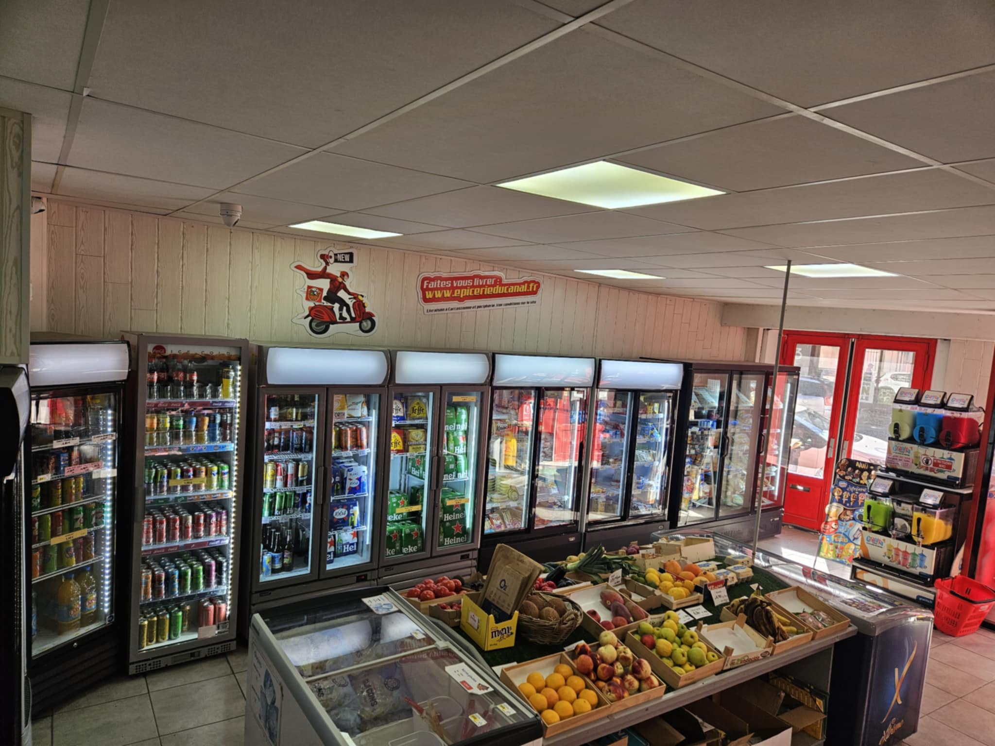 Je vends mon fond de commerce, car je fais une reconversion professionnelle.
L'entreprise est rentable, son chiffre d'affaire augmente chaque année.
La boutique se situe à Carcassonne, proche du canal du midi et de la gare. Installée depuis 7 ans, elle détient une clientèle fidèle. L'épicerie attire les touristes grâce à la cité de Carcassonne ( patrimoine mondial de l'UNESCO), les festivals à proximité, le tour de France (qui passe juste devant) et les bateaux sur le Canal du midi.

Les services proposés:
-Epicerie libre service
-Boissons fraiches
-Dépôt de pain et viennoiserie
-Sandwiches préparés à la minute
-Fromages et charcuterie à la découpe.
-Granita
-Boissons chaudes à emporter
-Livraison de course grâce à son site internet facile d'utilisation
- Impression de documents

L'espace de vente compte 85 m² avec:
-2 climatisations réversibles avec groupe extérieur
- 6 vitrines à boisson, simple porte, réfrigérées plus 2 (une Coca-cola et une Monster ) mis à disposition par coca-cola.
- 4 vitrines double porte, réfrigérées
- 1 vitrine négative 3 portes
- 1 vitrine bouchère de 3 mètres
- 1 congélateur coffre
-Machine à Granita 6 cuves

et du matériel annexe plonge, table de découpe, trancheuse, couteau, balance, caisse enregistreuse, compteur de pièces, étagère... etc.

L'espace de stockage est de 185 m² environ, il comprend :
- Un garage pour 2 véhicules 
- Un bureau spacieux et sécurisé
- De nombreuses étagères et la possibilité de stocker des palettes.
-Une grande chambre froide positive de  3 m² environ
-Une chambre froide double porte positive
-Une chambre froide négative
-Un gerbeur manuel
Ainsi que la possibilité de se faire livrer à la porte de la réserve.
L'épicerie est équipée de 8 caméras de surveillance, détecteur de mouvement, alarme intrusion et  panique.
Arrêts minute et espace livraison devant la boutique.
Le stock est à évaluer avant la vente (possibilité de le réduire avant la vente)