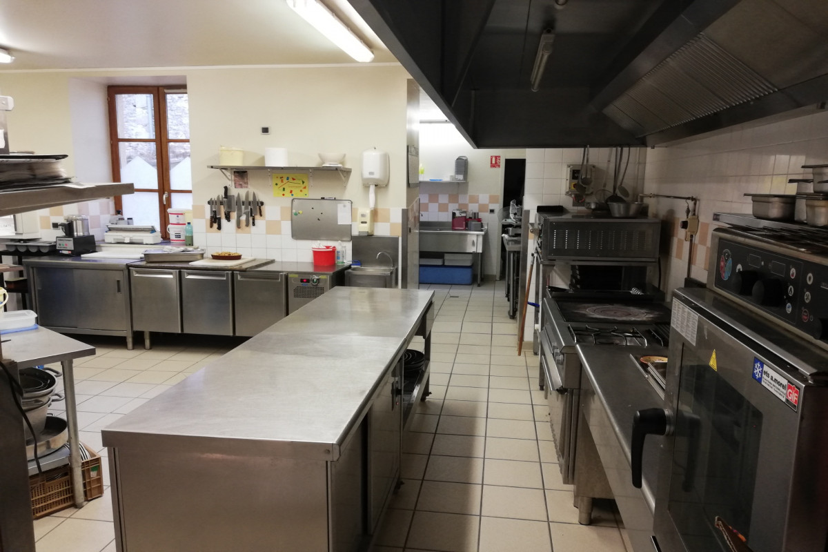 Située dans le Haut Beaujolais (Rhône), la commune déléguée de Monsols - DEUX-GROSNES (environ 1 000 habitants), recherche un candidat pour la gérance de son bar-restaurant " le Saint-Rigaud", localisé au centre du village où l'on trouve tous commerces de proximité, artisans et services de santé...
Le bâtiment comprend au rez de chaussée, le restaurant, entièrement aménagé, d'une surface de 150 m²
au 1er étage, un logement privatif de 125 m² refait à neuf , ainsi que des dépendances (140 m²).

Cahier des charges de la location-gérance
 	ouverture à l?année, les week-end compris.
 	licence IV appartenant à la commune,
 	type de contrat : location gérance
 	Le montant mensuel de la location-gérance hors charges est fixé par le Conseil Municipal à 980 ? HT, logement privatif inclus (125 m²)
 	Un dépôt de garantie de 1960 ? est demandé à l?entrée dans les lieux - Commerce assujetti à la TVA.

 Candidature
Pour la candidature : Envoyer un dossier comprenant : lettre de motivation, CV et description de votre projet à partir du cahier des charges établi dans le paragraphe ci-dessus. (Personnes sans expériences s?abstenir)
Dans la lettre de motivation, merci de répondre si possible aux questions suivantes : 
 	- Quelles qualités possédez-vous pour la gestion d?un bar-restaurant ?
 	- Quelles expériences professionnelles ou extra-professionnelles acquises vous serviront dans le cadre de cette offre.
 	- Quelles sont les motivations qui vous poussent à postuler ?

Pour avoir l'annonce en détail, il convient de consulter l'offre sur le site internet du Beaujolais Vert : www.beaujolais-vertvotreavenir.com


POUR DE PLUS AMPLES RENSEIGNEMENTS, N?HESITEZ PAS A VISITER le site de beaujolais vert : 
www.beaujolais-vertvotreavenir.com