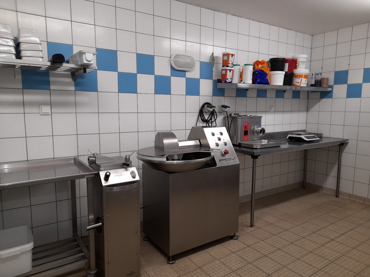 ENVIE DE DEVENIR INDEPENDANT, CE COMMERCE DE PROXIMITE EST IDEAL POUR S’INSTALLER.
LOCALISE DANS UNE COMMUNE DE L’ORNE LABELLISEE « VILLAGE D’AVENIR », REGION DE HARAS, A 2H DE PARIS, 10MN DE L’AUTOROUTE, 5MN D’UNE GARE, CE COMMERCE A UN FORT POTENTIEL.
LES ACTIVITES DE COMMERCE DE PROXIMITE SONT BOUCHERIE CHARCUTERIE, EPICERIE.
CE PROJET EST IDEAL POUR UN COUPLE.
UNE CLIENTELE FIDELE ET VARIEE, LOCALE ET REGIONALE QUI PERMET DE REALISER UN CHIFFRE D’AFFAIRES DE 300K EUROS.
DE PLUS VOUS POUVEZ BENEFICIER SI VOUS LE SOUHAITEZ D’UN LOGEMENT PERSONNEL.
UNE VISITE S’IMPOSE, NE LAISSEZ PAS PASSER CETTE BELLE OPPORTUNITE.
N’HESITEZ PAS A PRENDRE CONTACT POUR TOUTE INFORMATION COMPLEMENTAIRE.
TEL : 0233344487