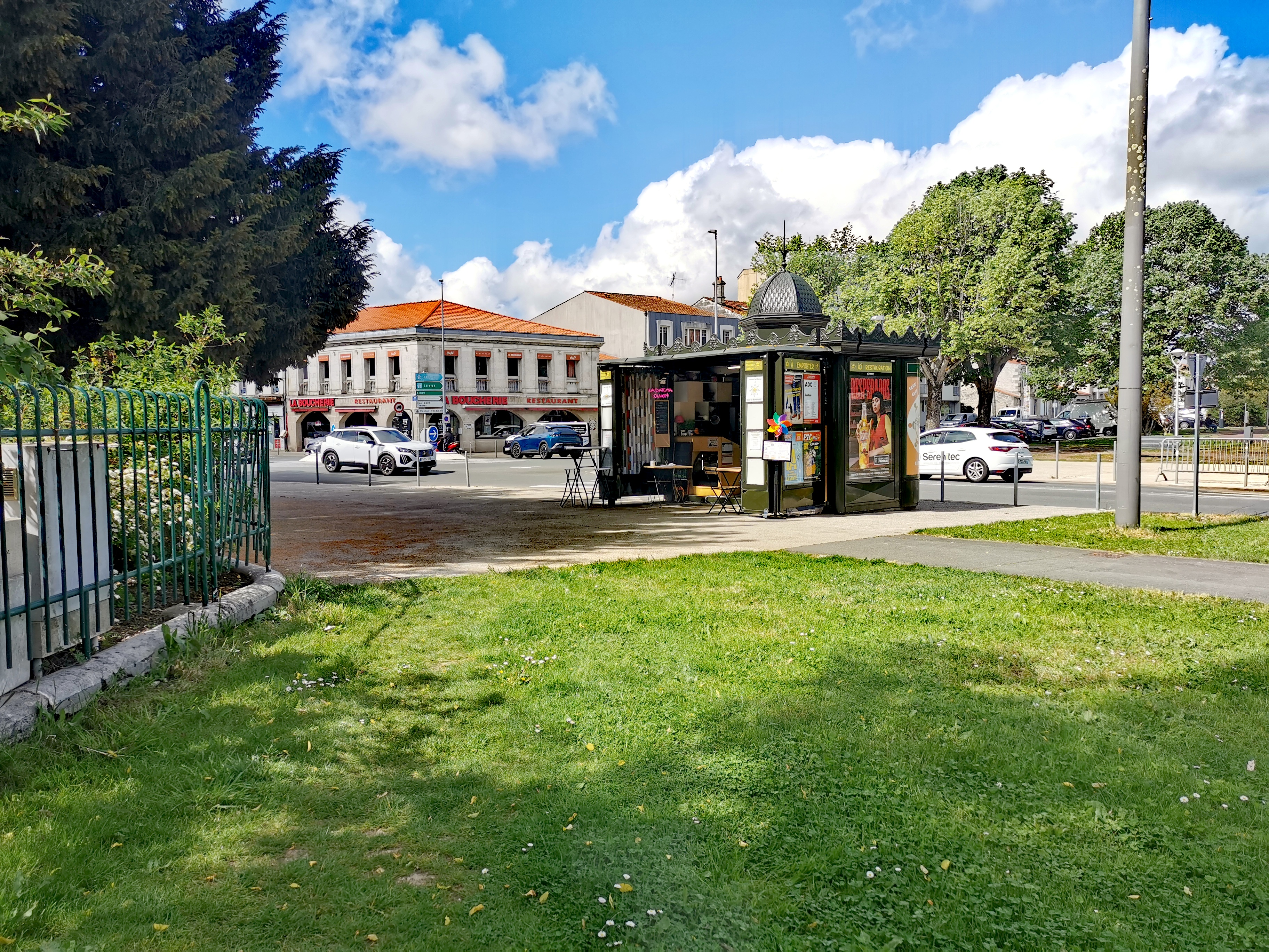 Dans cet ancien Kiosque de Presse parisien, venez proposer votre projet original de restauration pour faire vivre ce quartier de Rochefort. C'est une location de 382€ par mois avec un préavis de 3 mois. 
Le Kiosque sera disponible au 1er janvier.
Il est actuellement aménagé par mes soins mais si l'aménagement vous intéresse, on peut en discuter.
Le quartier est sympa, juste face à un grand parc familial.
Il bénéficie d'un bel espace de terrasse.
L'électricité à été remise aux normes il y a un an.
La Mairie soutien les évènements, organisation de concerts, karaoké, blind test, durant la période douce.