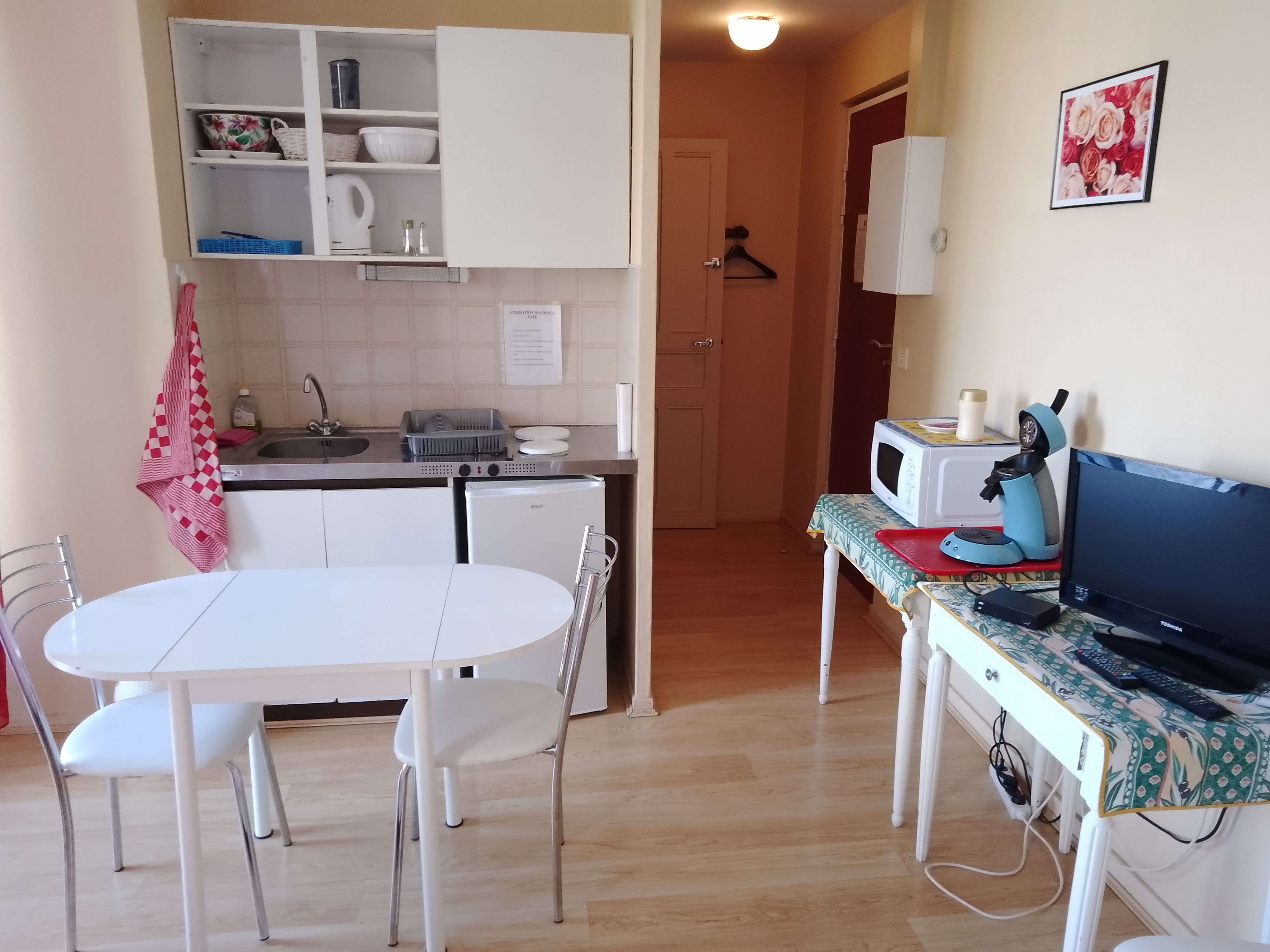 A vendre, cause retraite, fonds de commerce Appart-Hôtel (Hôtel Bureau) situé sur la commune de Veynes (HAUTES-ALPES 05400), village de 3200 habitants.

L'Hôtel (300m² + grenier de 220m²) comporte:
- 7 chambres rénovées (simples, doubles, familiales (jusqu'à 6 personnes)) avec coin kitchenette, salle d'eau, wc, tv, wifi...
- 1 T1 actuellement loué à l'année
- 1 salle de petit déjeuner
- plusieurs pièces annexes
Possibilité logement de fonction.

Seul Hôtel du village, donnant sur la place principale, près de la mairie.
Parking public devant l'établissement.
Commodités à proximité (gare SNCF, commerces...).

La clientèle est diversifiée:
- touristique (randonneurs, cyclistes, motards, skieurs, plan d'eau...)
- professionnelle (ouvriers...)
- familiale, sportive, culturelle...
L'Hôtel est ainsi ouvert toute l'année.

Affaire saine et renommée, bien entretenue, existant depuis de nombreuses années.
Actuellement exploitée par 1 personne.
Possibilité de développer l'affaire.

Bonne rentabilité, bon taux d'occupation.
CA 2022 = 85 408 €
Prix de vente du fonds de commerce = 80 000€ (Direct propriétaire, pas de frais d'agence)
Loyer des murs = 2 000€/mois

Plus de renseignements par tel au 06249886 et 82.
Agences et curieux, merci de s'abstenir.

Jérôme BARCELO
