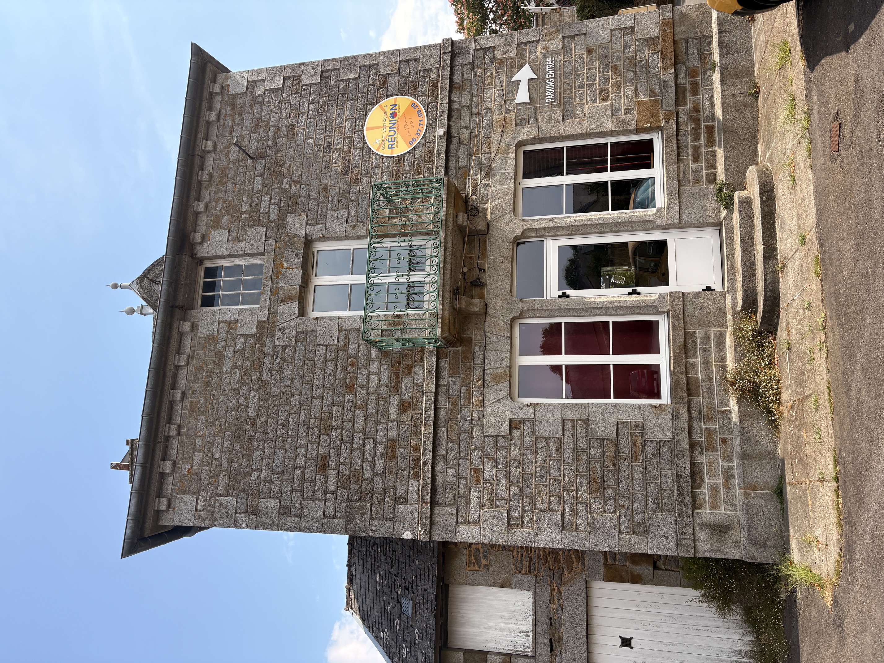 La commune de Val-Couesnon propose à la location un local commercial et un logement situé à La Fontenelle, précédemment occupé par un restaurant, idéalement situé au cœur du bourg. 

La mairie recherche un porteur de projet motivé pour redonner vie à ce commerce essentiel à l'animation du village.

Le local
·	Ancien restaurant en état, prêt à redémarrer une activité –  319 m² (annexes comprises (garage, stockage, labo et salle de restauration)
·	Bâtiment patrimonial - année construction 1870
·	Équipements déjà en place : cuve à fioul, hotte, cheminées, four à bois, chambre froide, plans de travail et bar
·	Pas d'autre matériel de production installé (four traditionnel, plaques, hotte à prévoir selon le projet)
·	Local classé ERP aux normes
·	Accessible PMR
·	Logement traversant à l'étage : 82,80 m², comprenant salon-cuisine, 3 chambres, salle de bain, WC, buanderie, dégagement et balcon (combles non aménagés en complément) – 
·	Restaurant et logement loués en l'état
·	Logement : possibilité de faire de l’hébergement de type Gîtes – activité commercial

Stationnement & extérieur
·	Une 20aine de places de parking à proximité (parking propriété de la mairie)
·	Restaurant : possibilité d'installer une terrasse sur le domaine public, avec l'accord de la commune

Conditions de location
·	Bail dérogatoire de 3 ans
·	La commune reste propriétaire du bâtiment
·	Loyer restaurant : 600 € / mois HT, hors charges
·	Zonage France Ruralité Revitalisation : exonération fiscales et sociales
·	Loyer logement (si occupé) : 250 € / mois HT, hors charges
·	Charges et abonnements (eau, électricité, etc.) à la charge du locataire - charges : entre 1 240 € et 1 710 € par an (DPE – D) / chauffage électrique

Type d'activité recherché
La commune souhaite prioritairement retrouver une activité de restauration (traditionnelle, crêperie, brasserie...), mais reste ouverte à d'autres projets complémentaires (multi services), l'objectif étant de conserver ce bâtiment comme un commerce vivant au service des habitants.

Licence IV : une licence de débit de boissons de 4ème catégorie, propriété de la commune, peut être mise à disposition dans le cadre du bail.

·	Pas d'exigence imposée sur les jours et horaires d'ouverture (créneaux choisis pertinents et adaptés à la vie du village). Les élus attendent que le porteur de projet soit à l’écoute des clients et force de propositions. Toute initiative favorisant l’animation, la convivialité du centre-bourg sera appréciée.

Les personnes intéressées :
–	ont la possibilité d’organiser une visite du local ou demander plus d’informations hors 2ème quinzaine d’août (congés d’été) 
–	doivent impérativement retourner la fiche information remplie avant le 30 septembre 2026. A demander auprès des contacts indiqués dans l’annonce.