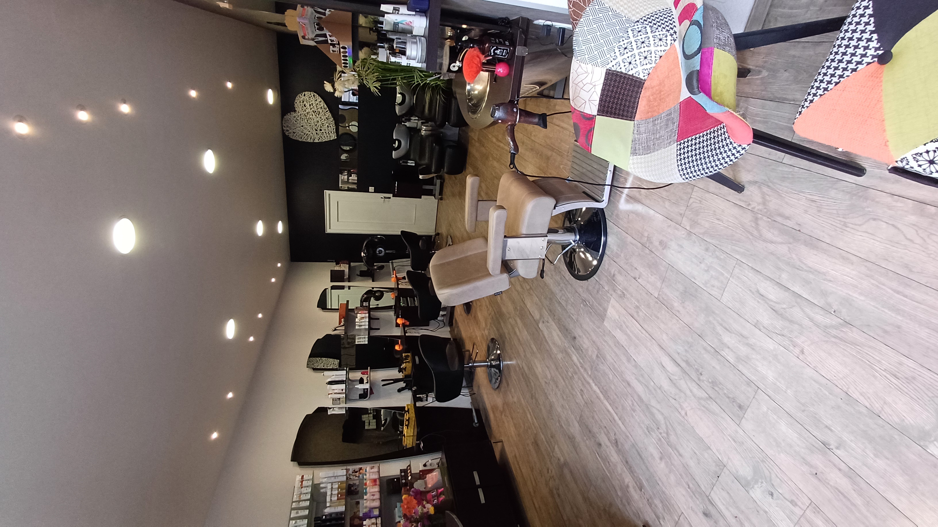 Bonjour,
Nous vendons le fond de commerce de notre salon de coiffure. Surface de 40m2. Très bien placé. Parkings à proximité. Un salon tres agréable et fonctionnel ouvert depuis 11 ans qui  fonctionne très très bien. 
Nous sommes situés à 25kms de Genève et à 30 kms d "Annecy . La Roche sur foron est une petite ville dynamique de 12000 habitants.