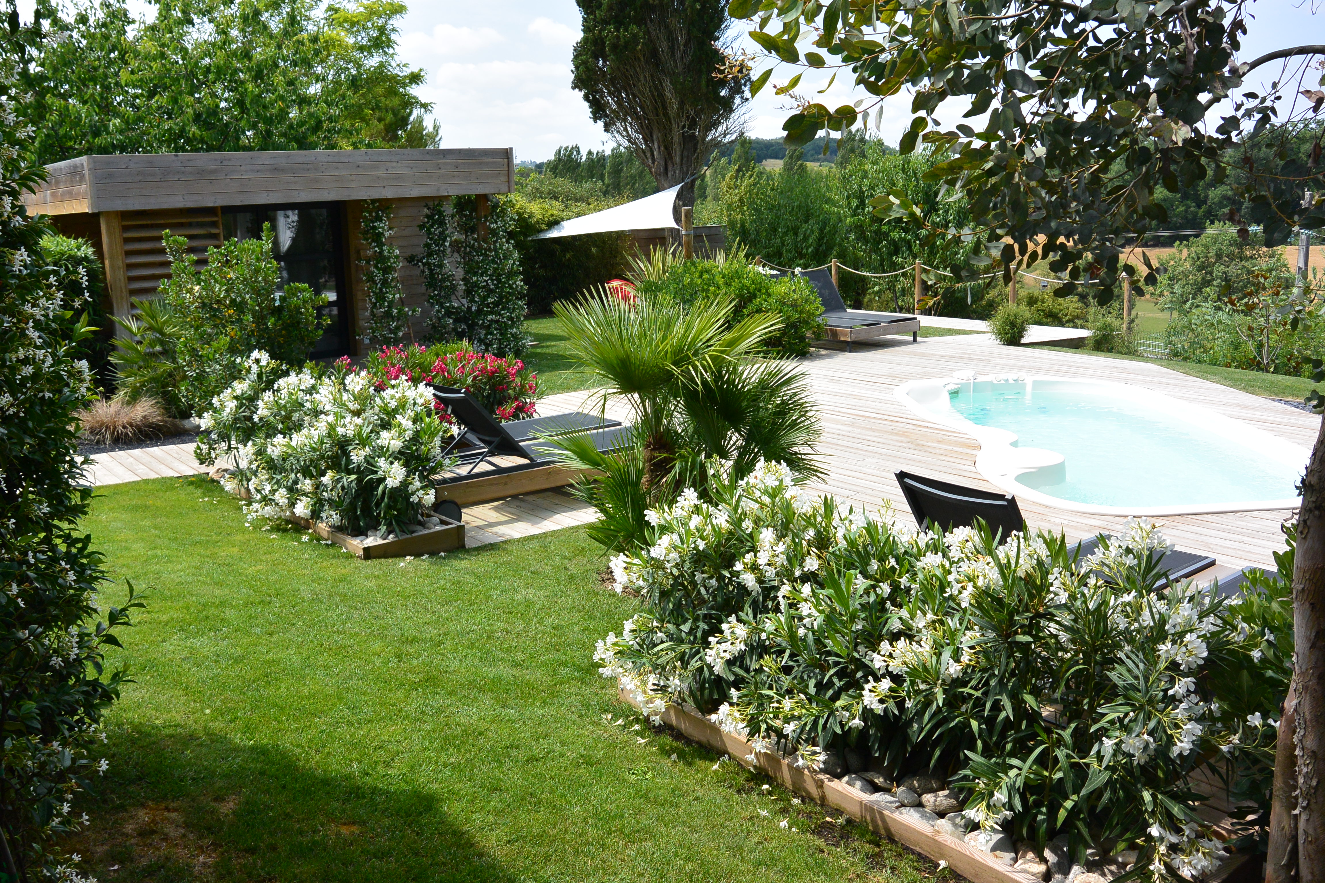3 LODGES EN BOIS de 25m2 tout équipés  (2 personnes/lodge), 15 ans d'activité commerciale,
+ MAISON D'HABITATION à aménager entièrement de 75 m2 env., garage attenant de 20 m2 env.
Jardin dans une ambiance zen avec piscine balnéo chauffée et sauna infrarouge.
Parking sécurisée
Le tout sur terrain de 1000 m2.
 Situé à 10 mn d'Agen dans un village authentique et remarquable.
Pour tous renseignements nous contacter.