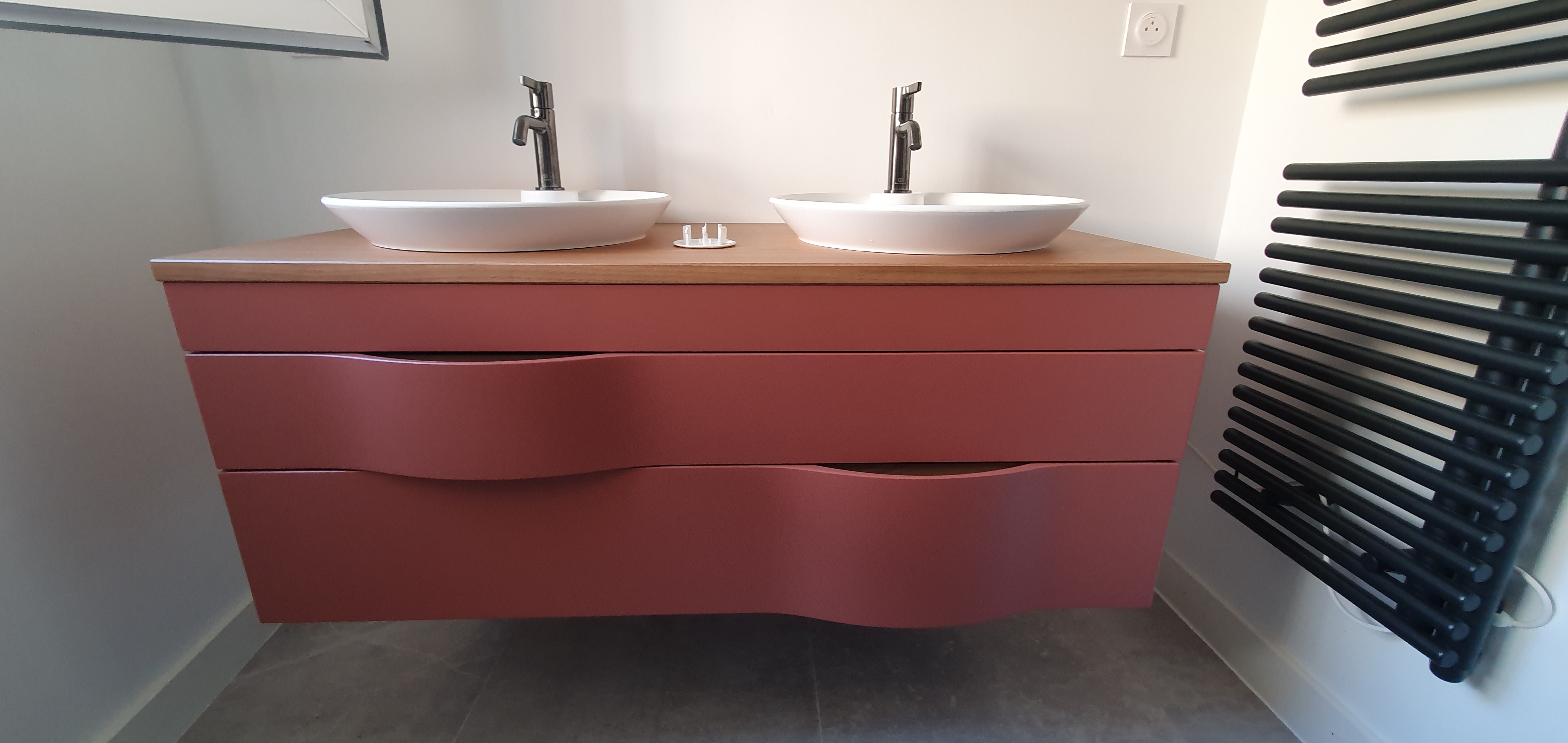 Cause départ à la retraite, vend parts de SARL activité Plomberie, Chauffage, Climatisation, Dépannage, Electricité, Concept salle de bain de A à Z. L'entreprise comprend une équipe de 4 personnes : 2 TNS, 2 Apprentis (+ intérim selon besoin)
Matériel en très bon état : 2 FIAT Ducato, 1 OPEL Combo;
Clientèle à 95 % de particuliers
L'entreprise est située en centre ville sur axe très passager
Atelier de 110 m² + réserve 170 m² + bureau 60m². Bail commercial (loyer mensuel de 1200€)
CA moyen 320K€ - EBE retraité : 28K€